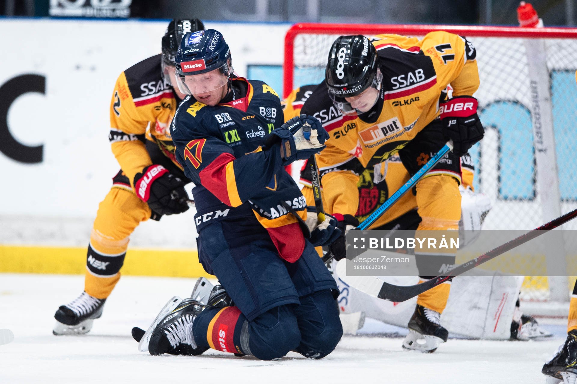Djurgårdens Henrik Eriksson i en duell med Luleås Petter