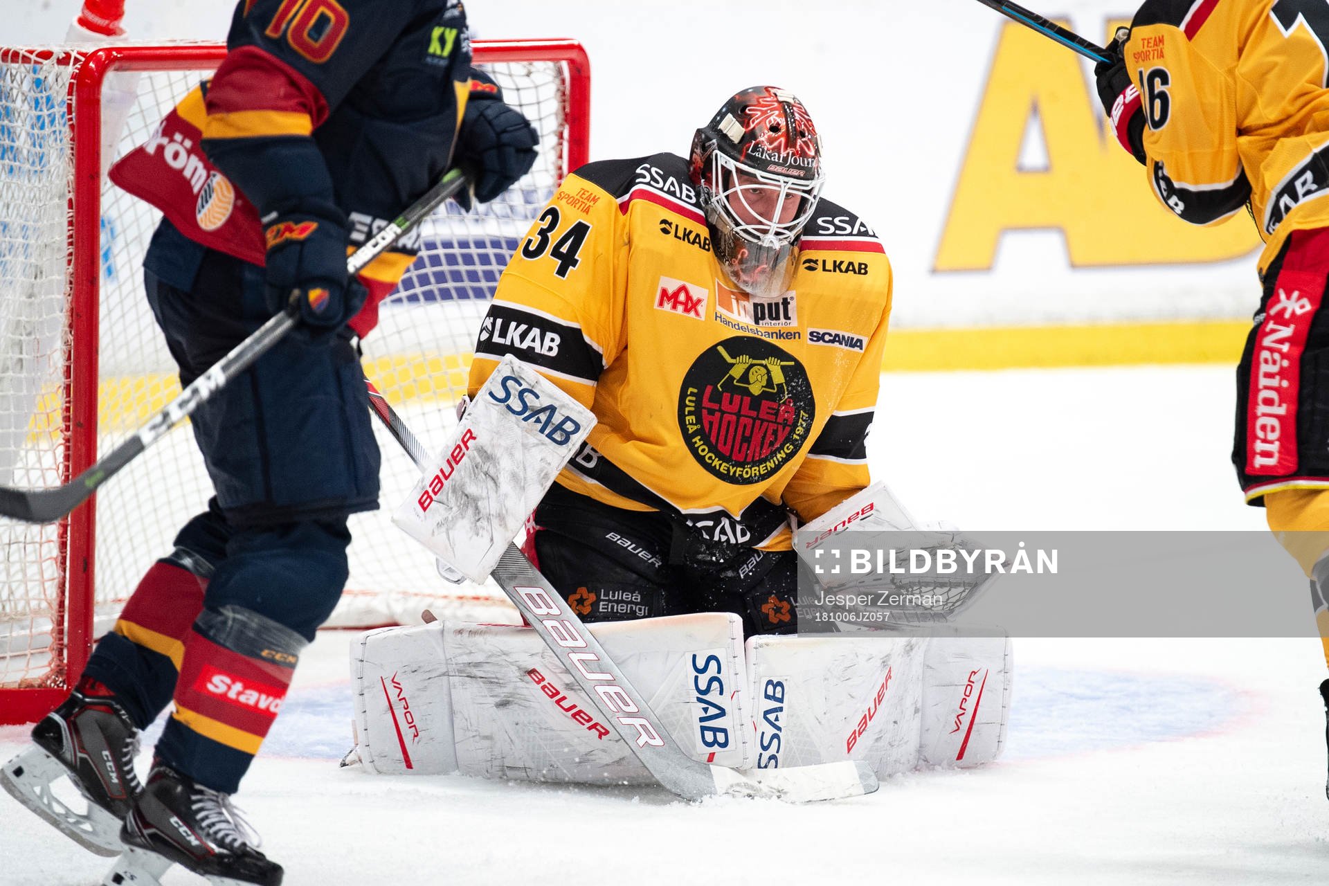 Luleås målvakt Joel Lassinantti räddar ett skott