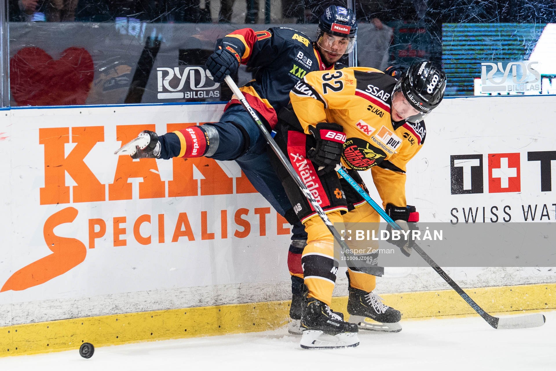 Djurgårdens Gustav Possler i en duell med Luleås Oscar