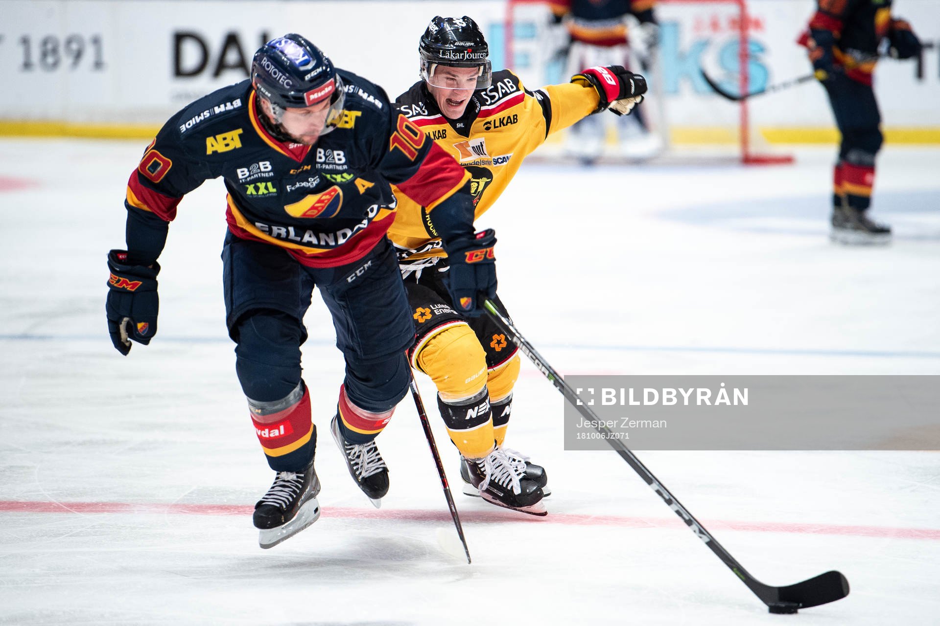 Djurgårdens Niclas Bergfors i en närkamp med Luleås