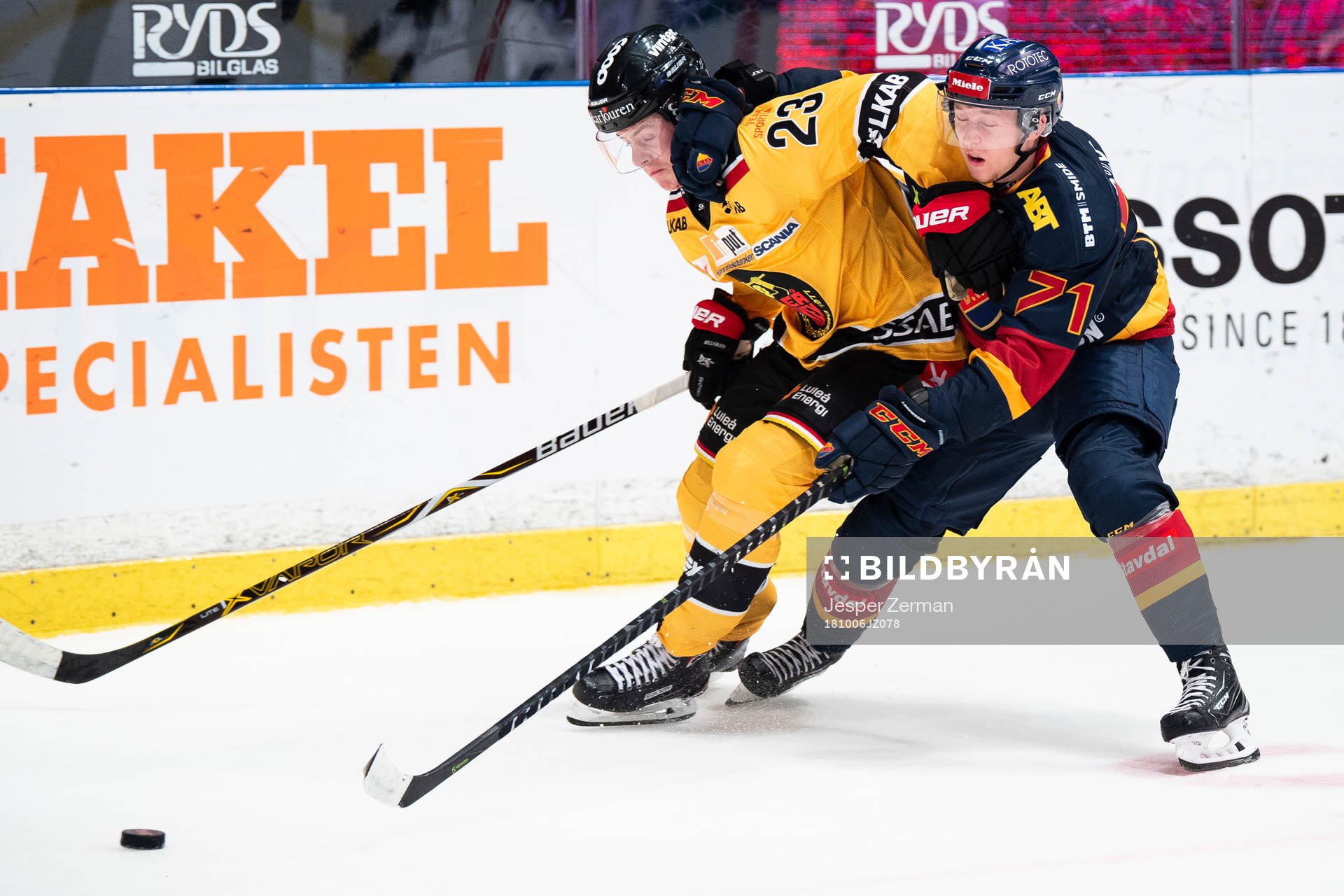 Luleås Jesper Sellgren i en duell med Djurgårdens