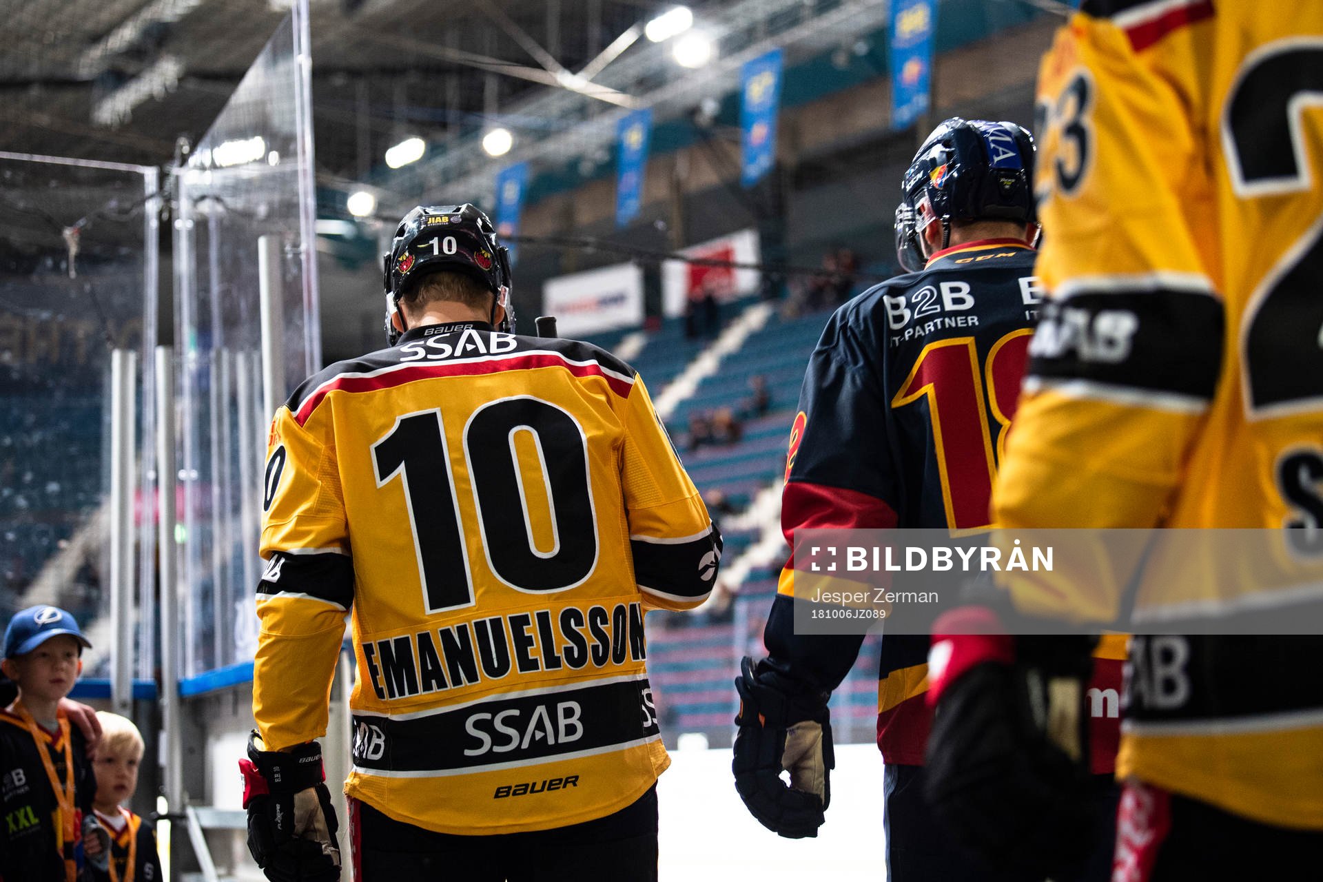 Luleås Einar Emanuelsson påväg ut till isen för