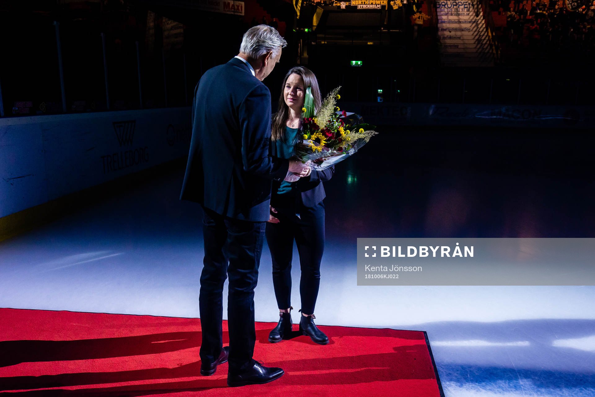 Angelica Östlund, Brynäs SDHL, tackas av innan