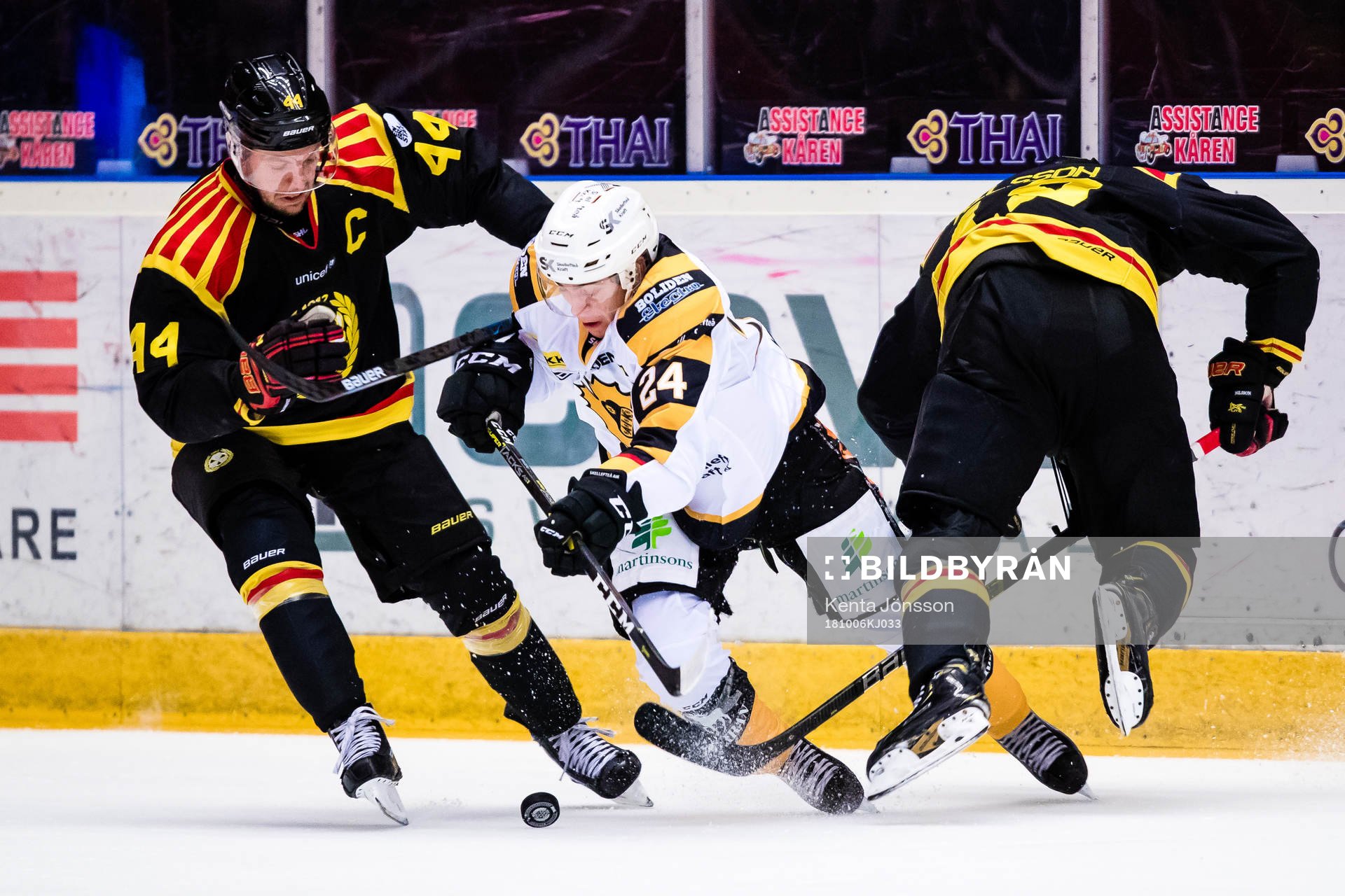 Skellefteås Andreas Wingerli i kamp om pucken Brynäs