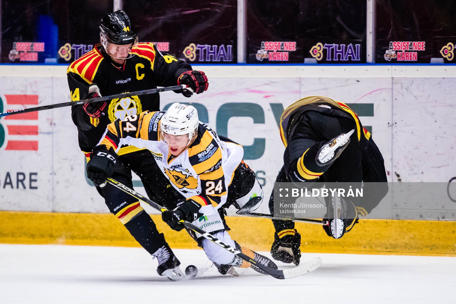 Skellefteås Andreas Wingerli i kamp om pucken Brynäs