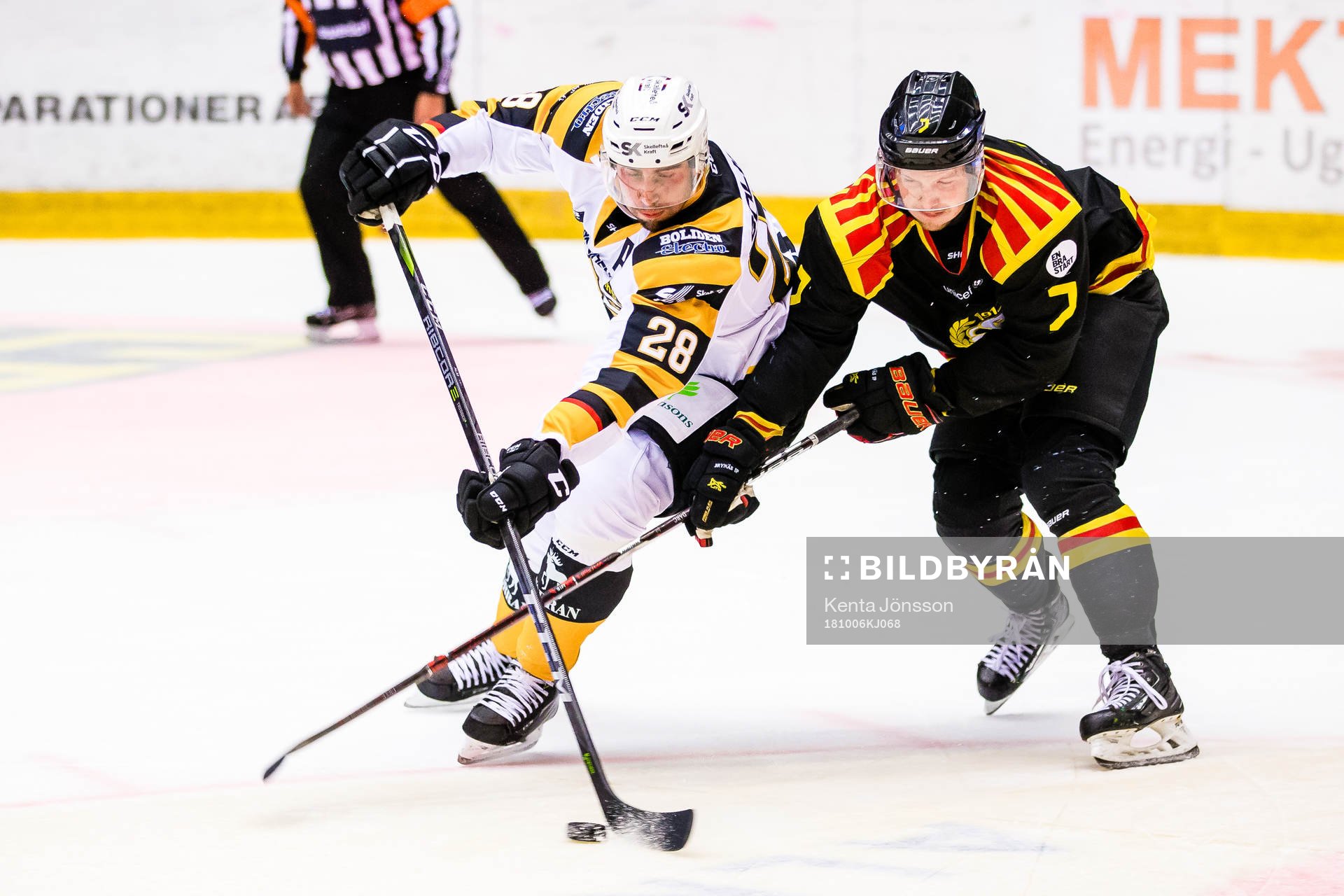 Skellefteås Johan Alm i kamp om pucken Brynäs Daniel