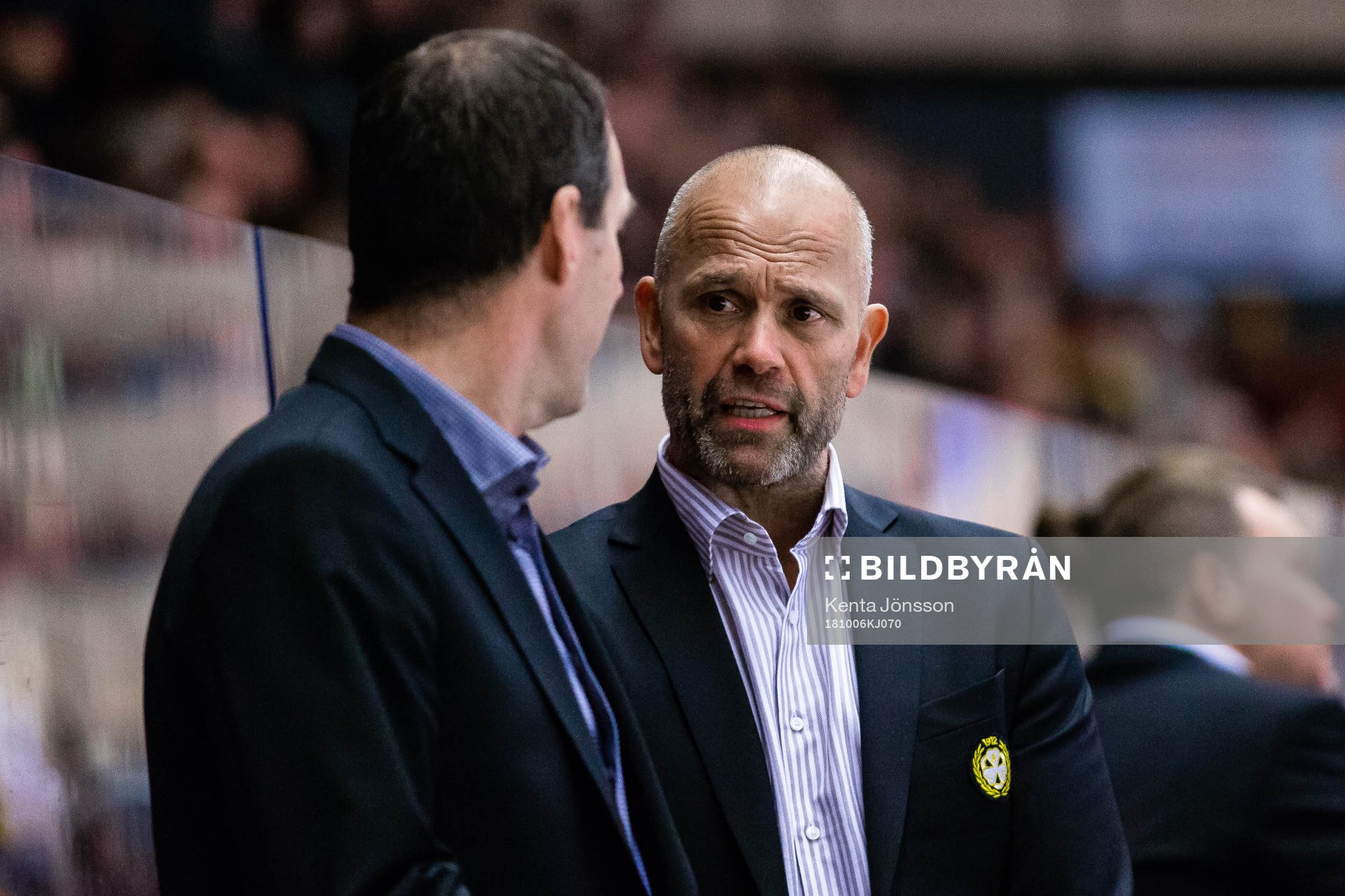 Brynäs tränare Tommy Sjödin i samtal med assisterande
