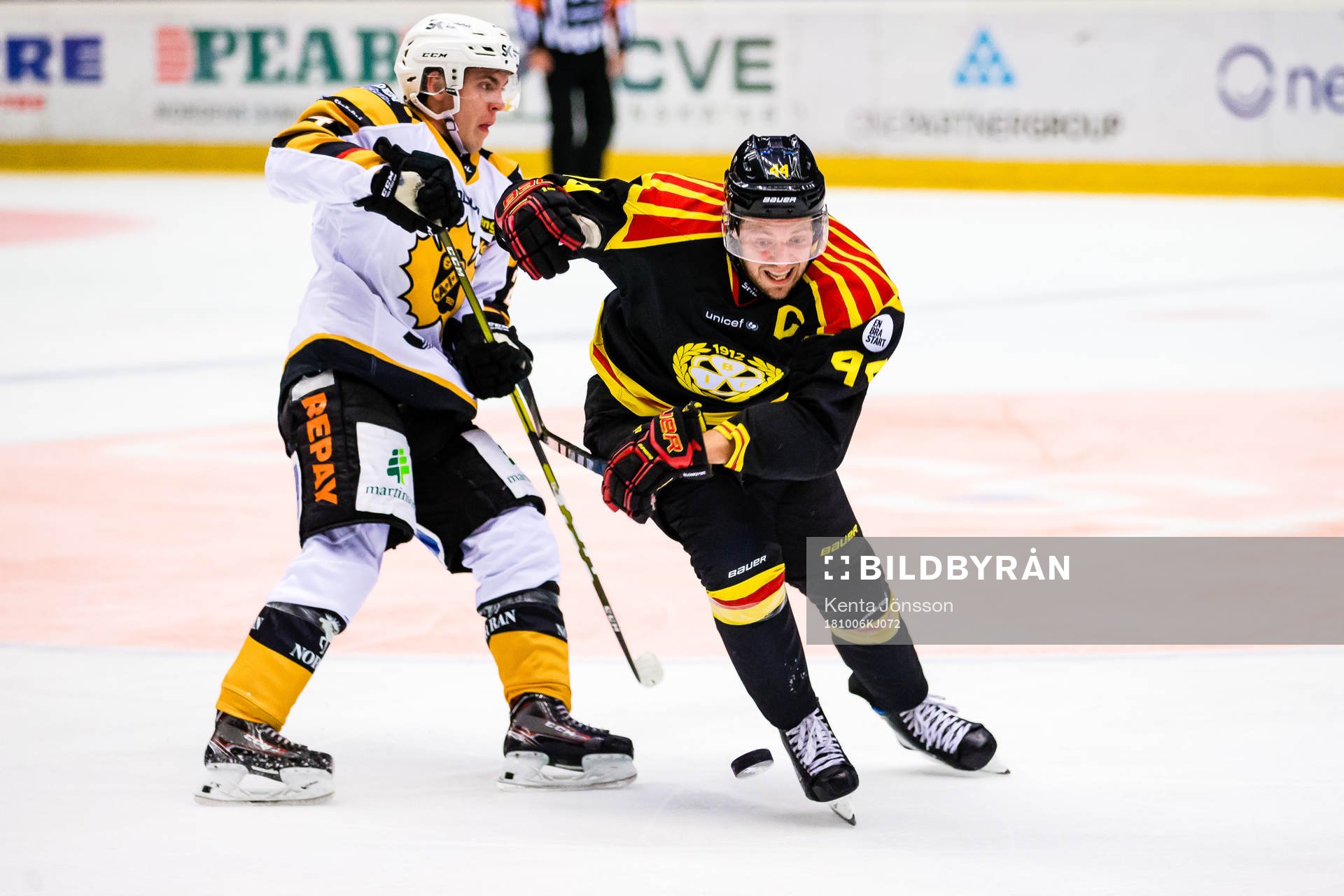 Brynäs Jacob Blomqvist i kamp om pucken Skellefteås
