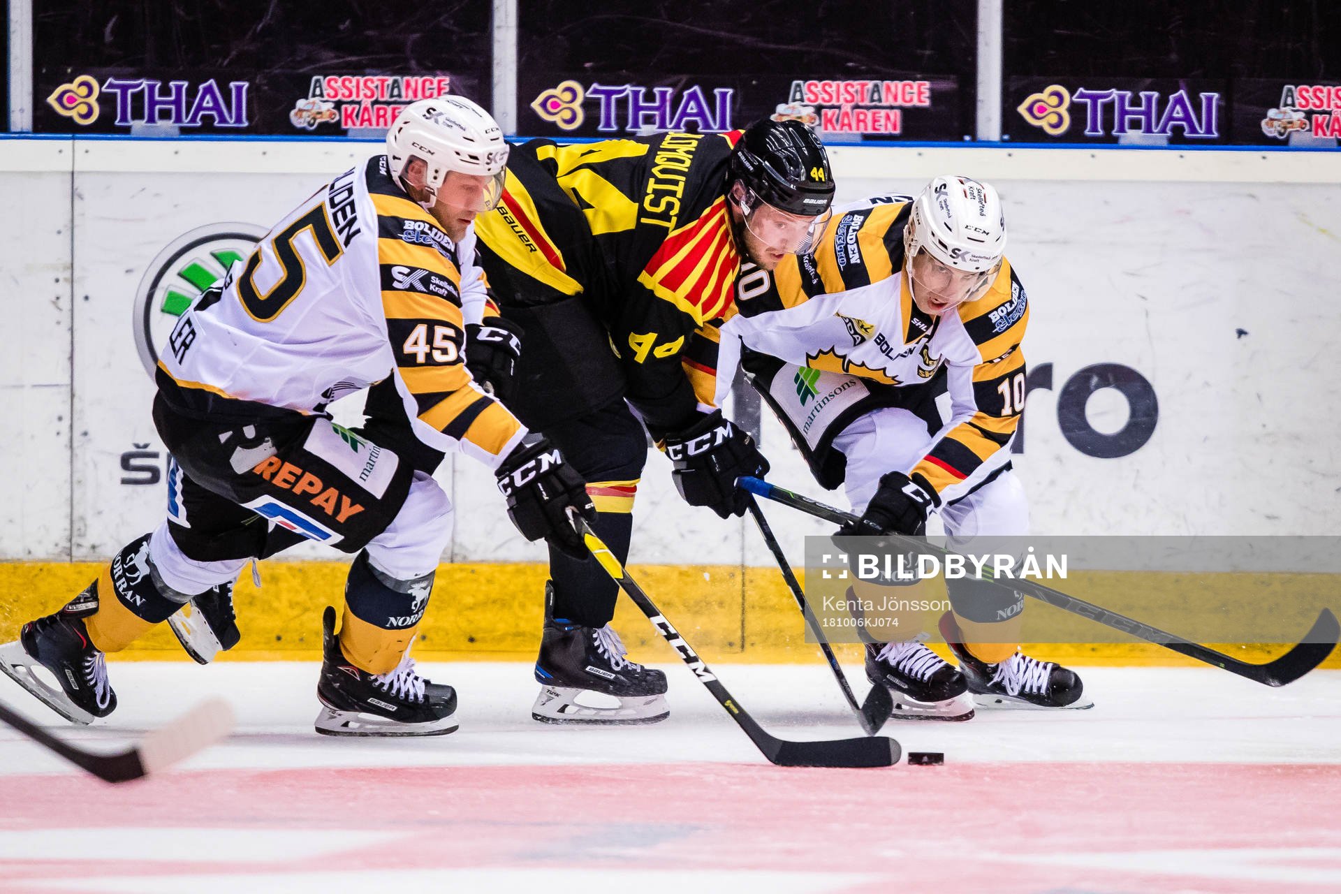Brynäs Jacob Blomqvist i kamp om pucken Skellefteås Oscar
