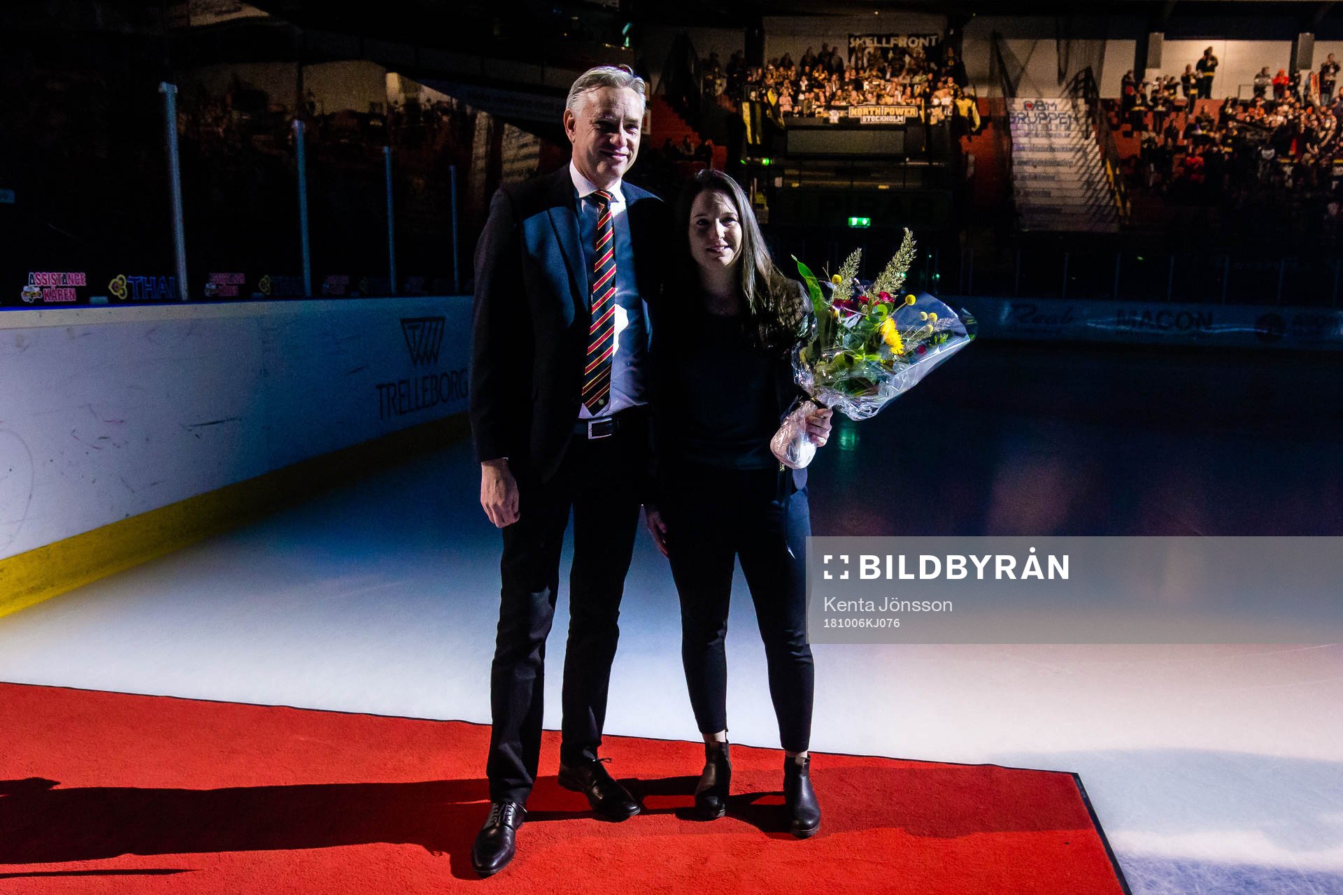 Angelica Östlund, Brynäs damlag i SDHL, tackas av innan