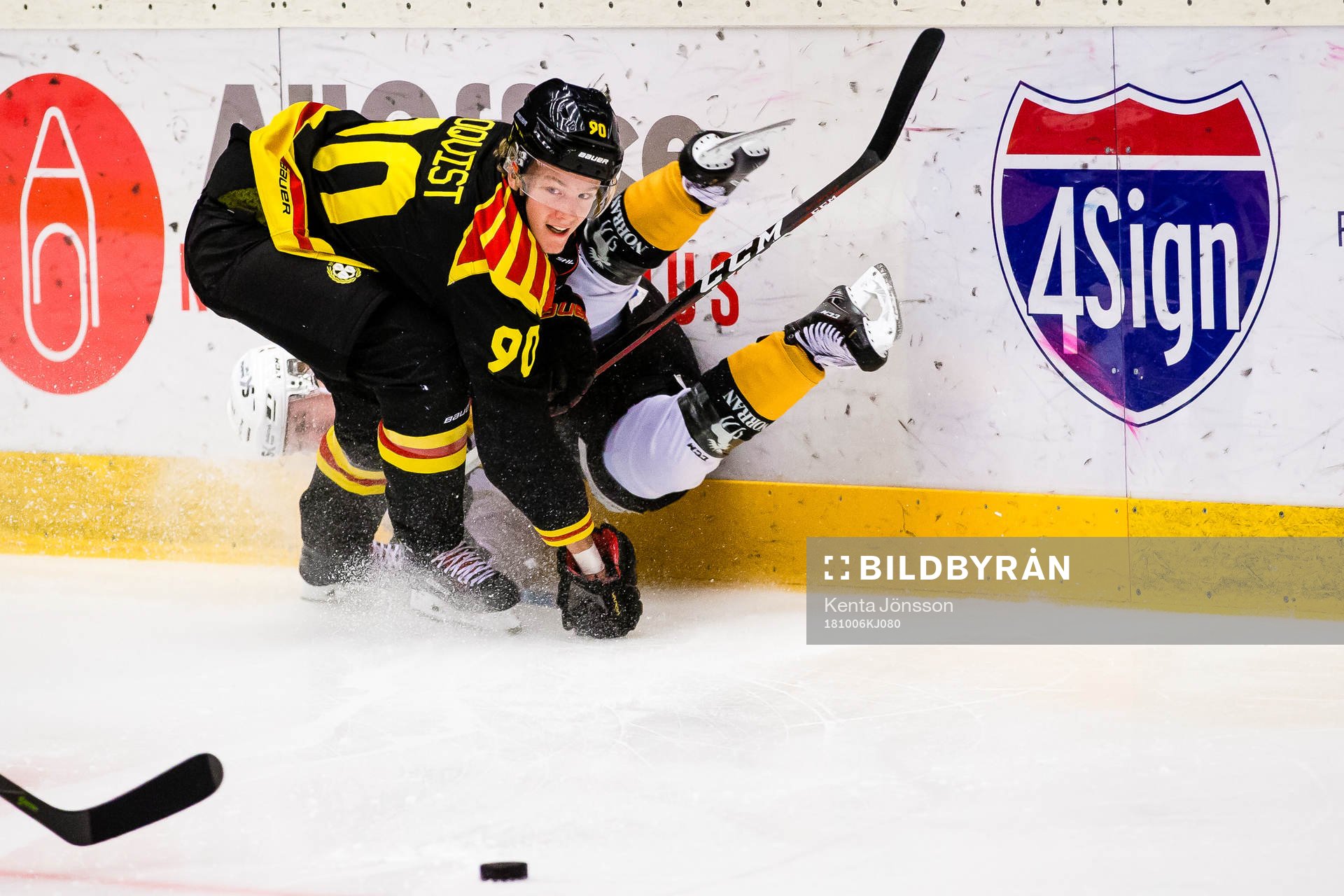Brynäs Jesper Boqvist med tackling mot Skellefteås Ludvig