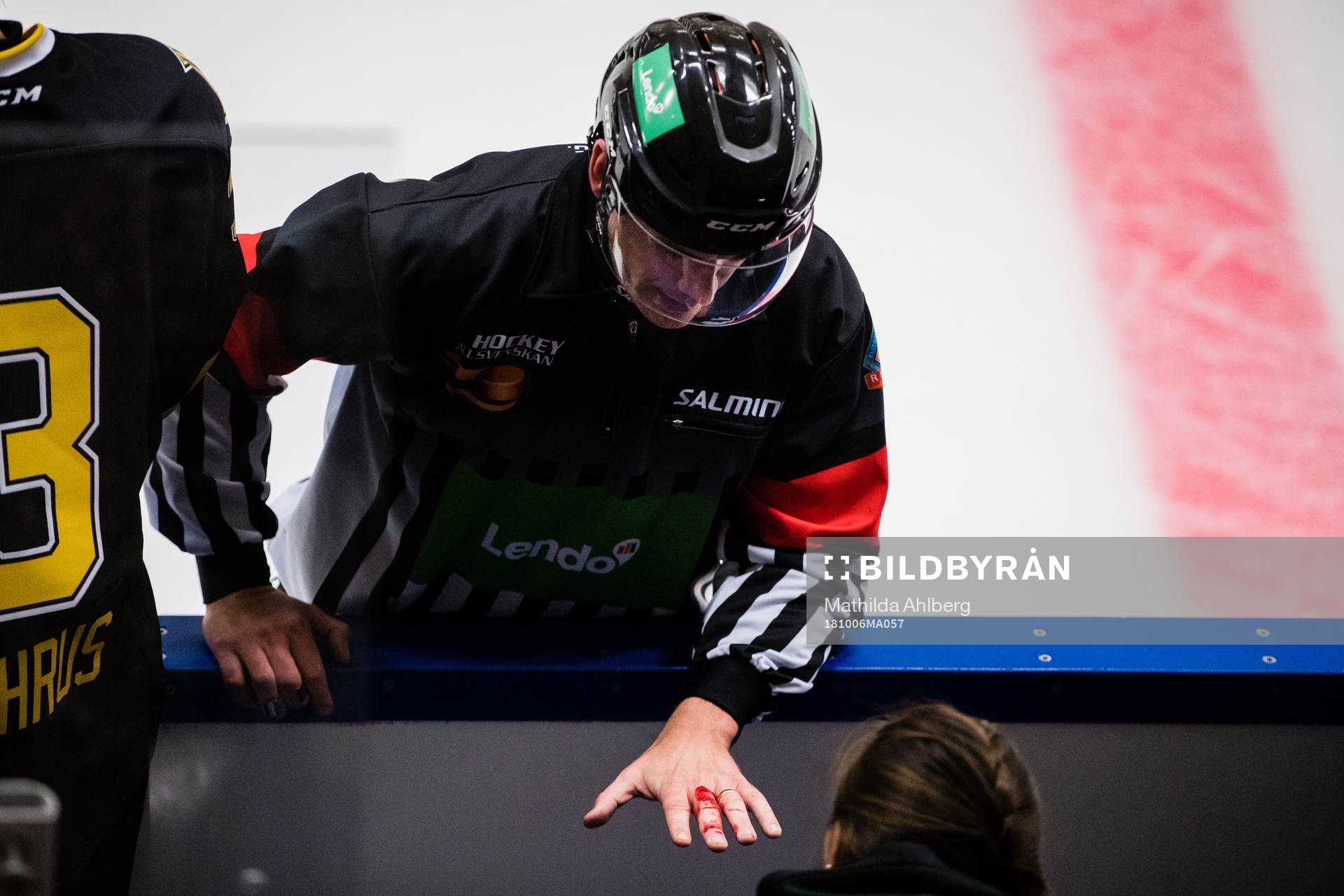 Domare Richard Magnusson med blödande finger