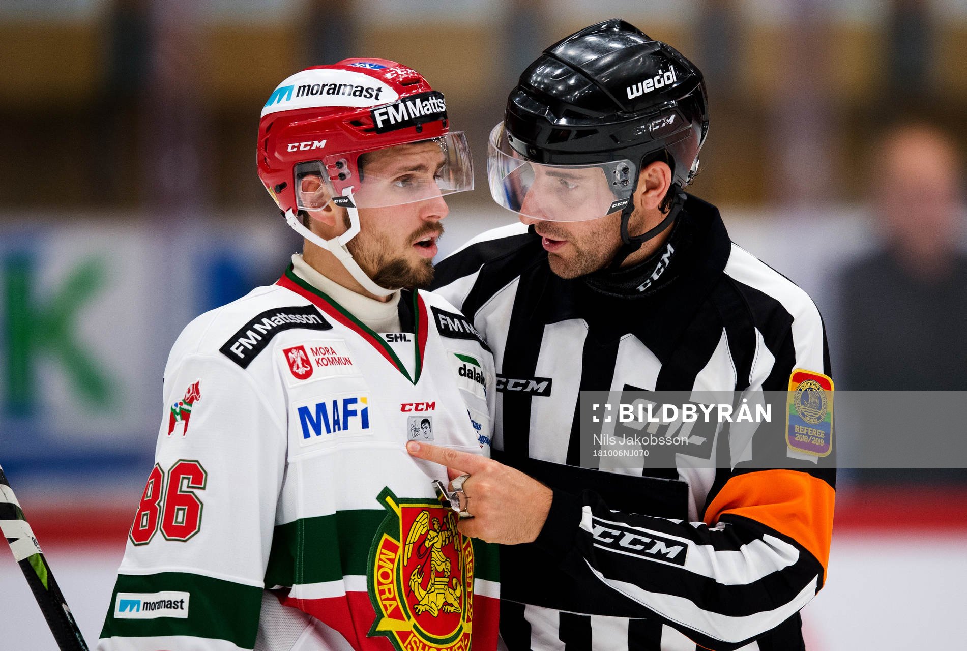 Domare Mikael Sjöqvist pratar med Moras Mathias Bromé
