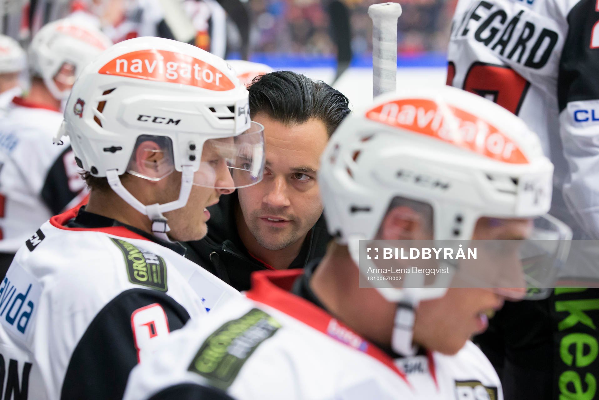 Malmö Redhawks osteopat Niklas Torpling tar hand om Johan