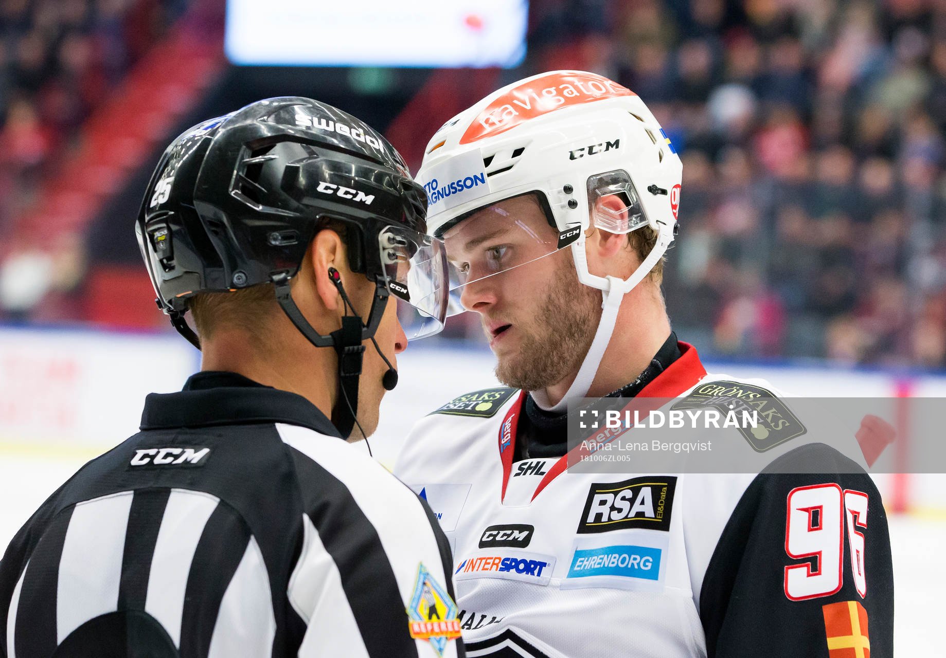 Malmö Redhawks Kim Rosdahl samtalar med domare
