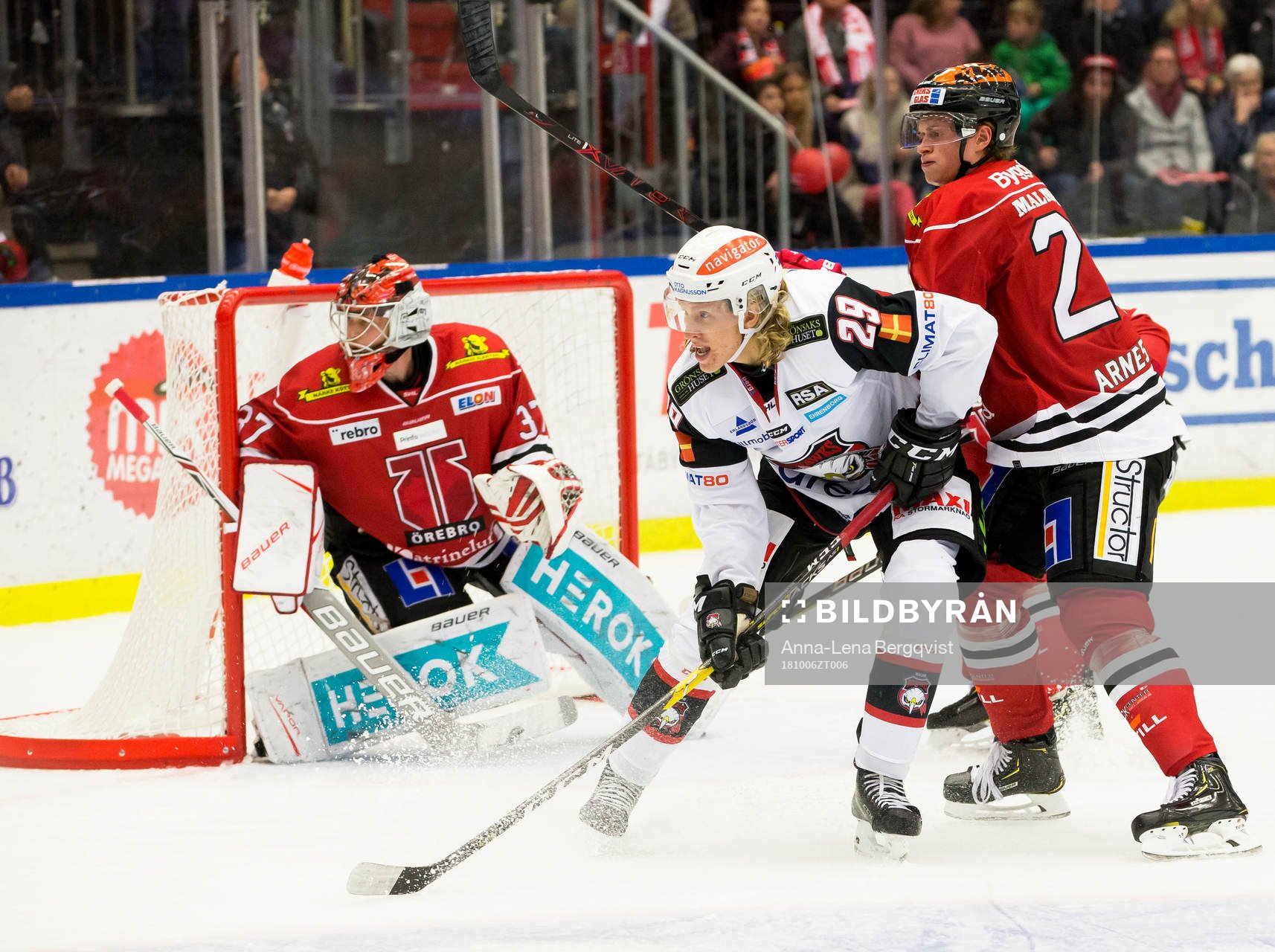 Malmö Redhawks Marcus Sylvegård i kamp ,ed Örebros Linus