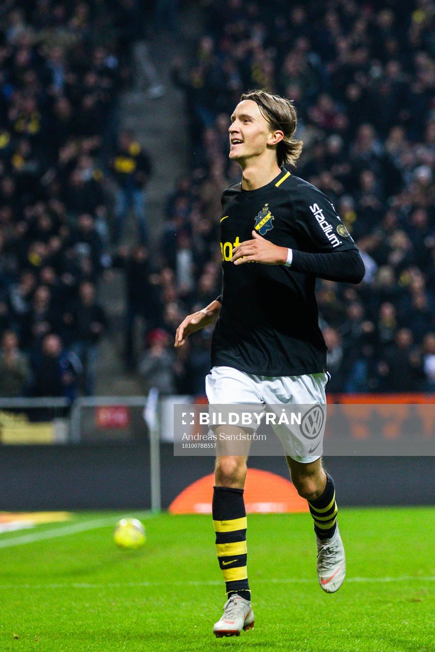 AIK:s Kristoffer Olsson jublar efter 1-0 under fotbollsmatchen i Allsvenskan mellan AIK och Örebro den 7 oktober 2018 i Stockholm. 