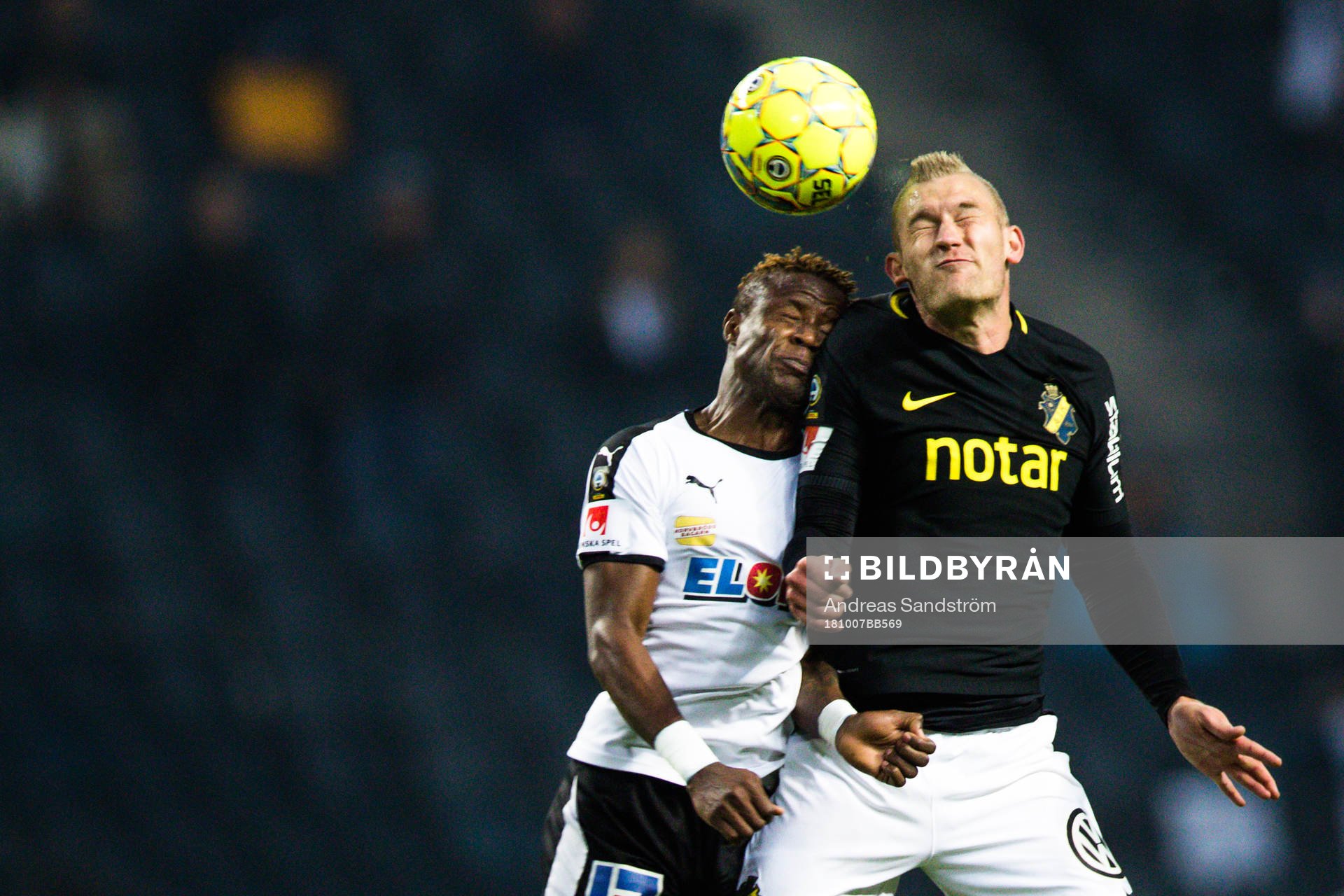 s Robin Jansson och Örebros Kennedy Igboananike