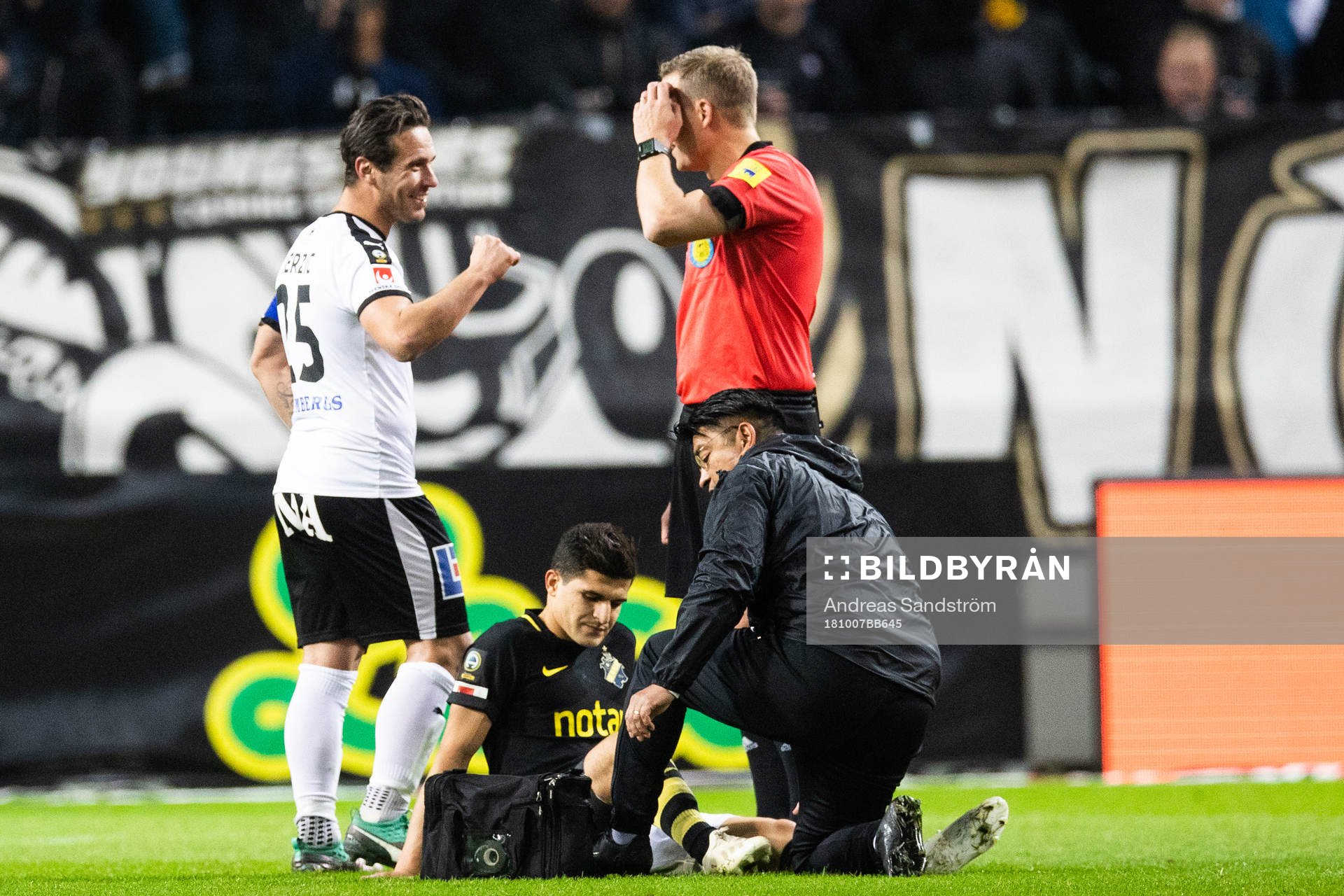 s Tarik Elyounoussi lämnar planen