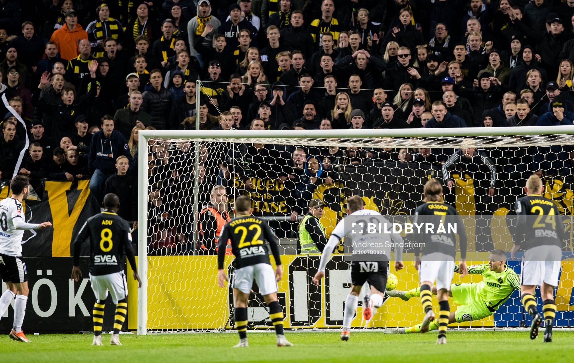 s målvakt Oscar Linnér räddar en straff med foten