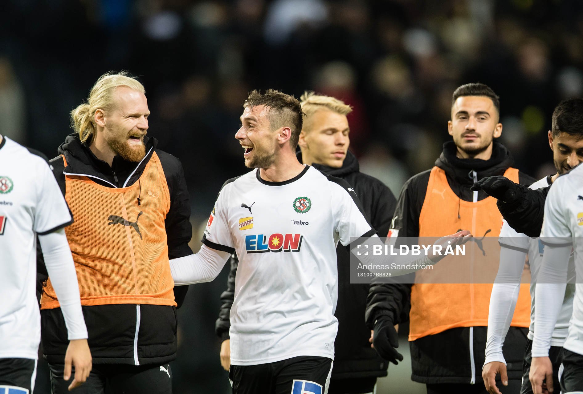 Örebros målskytt, Filip Rogic ser glad ut med lagkamrater