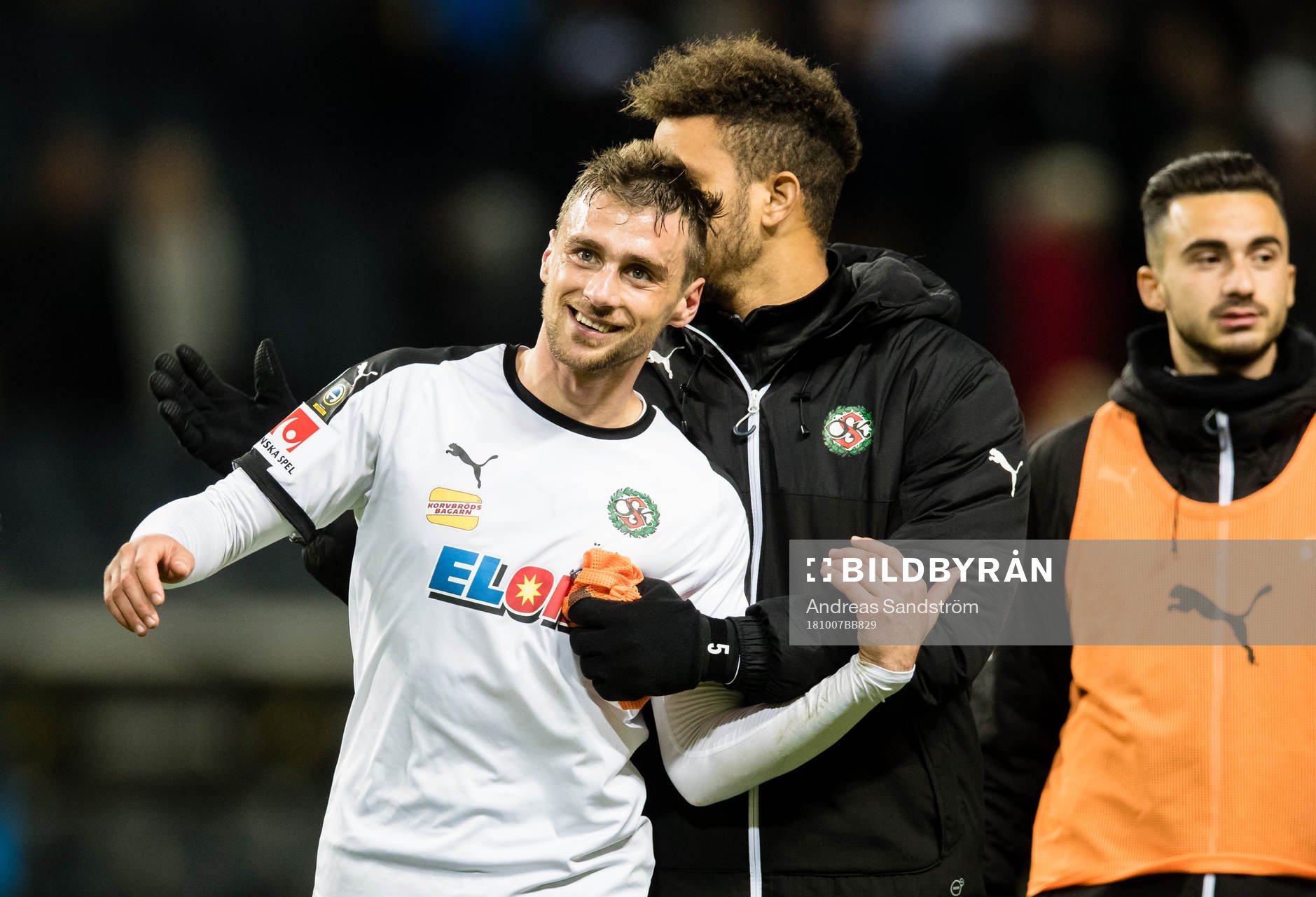 Örebros målskytt, Filip Rogic ser glad ut med lagkamrater