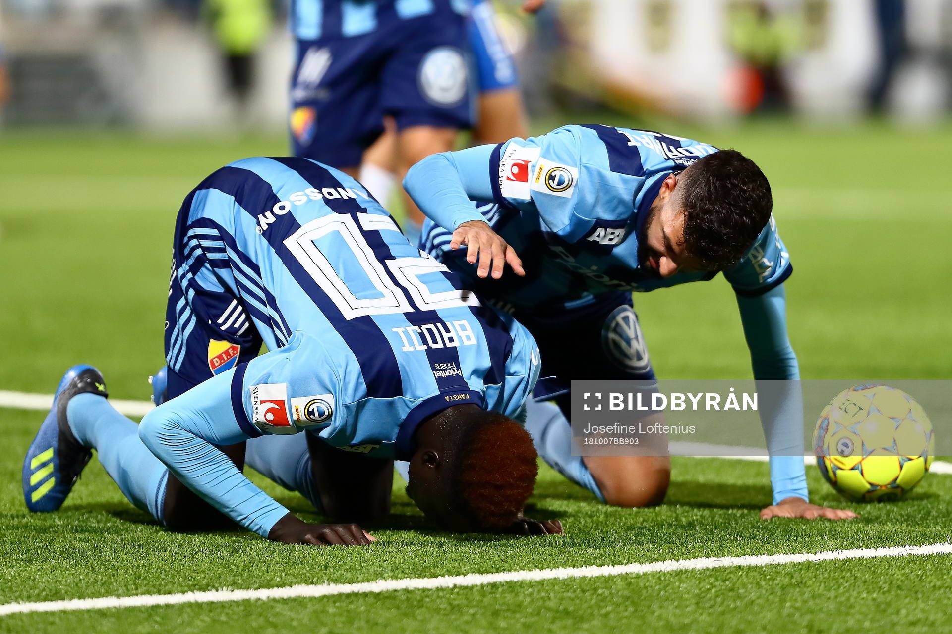 Djurgårdens Aliou Badji och lagkamrat jublar