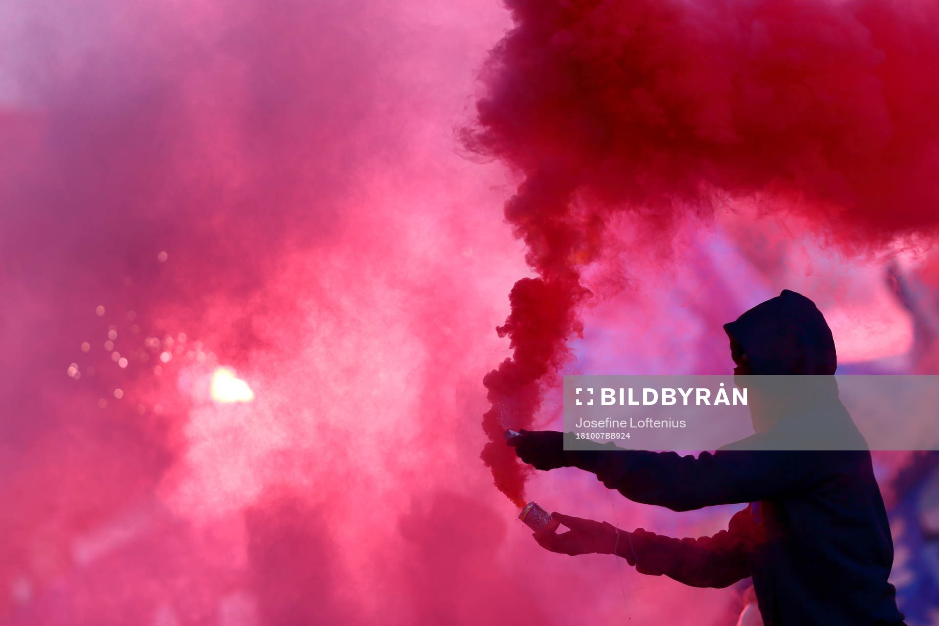 Djurgårdssupporter med pyroteknik