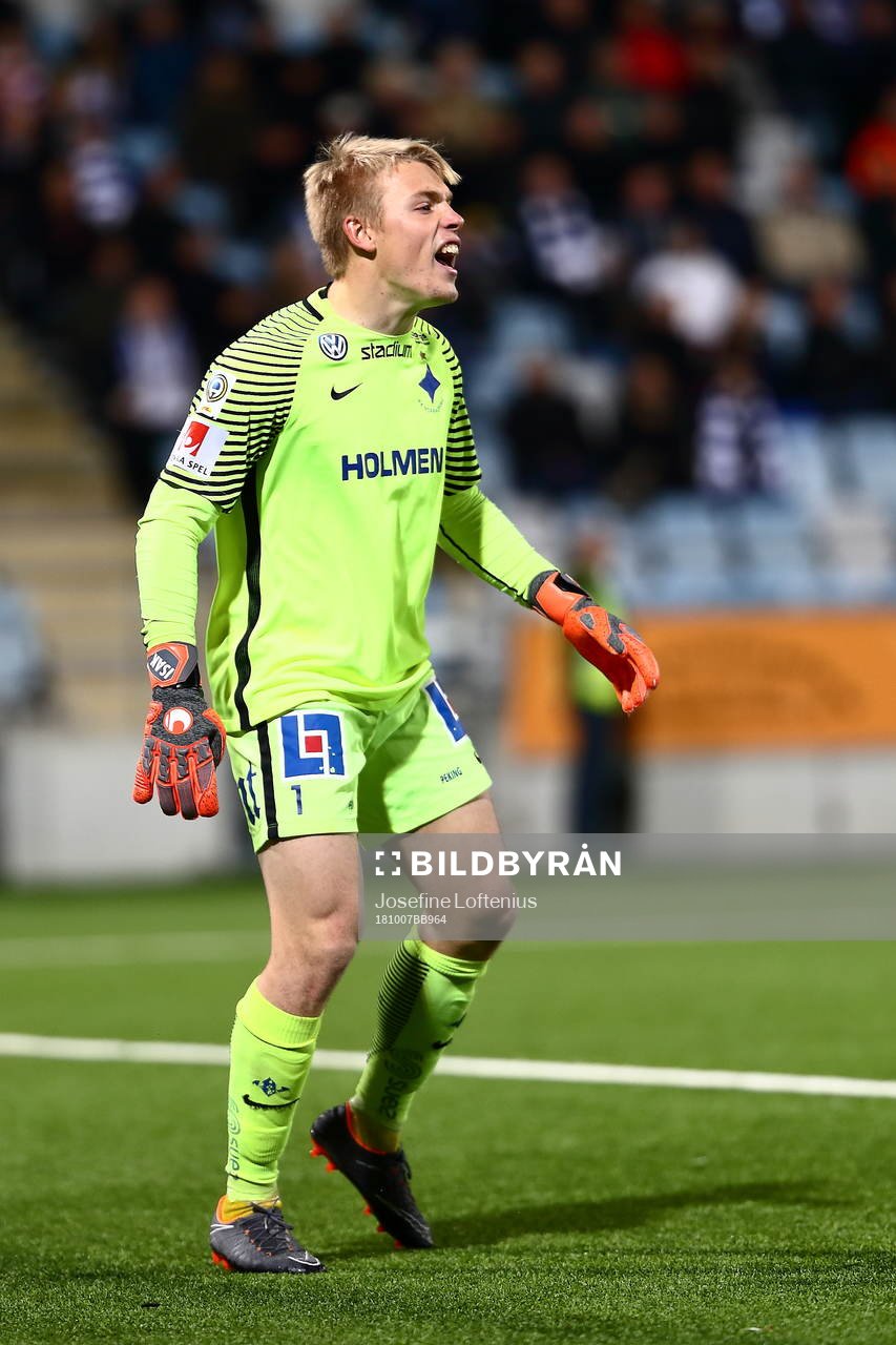 Norrköpings målvakt Isak Pettersson reagerar