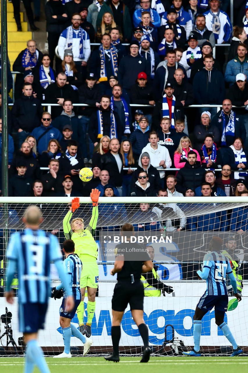 Norrköpings målvakt Isak Pettersson med publiken bakom sig