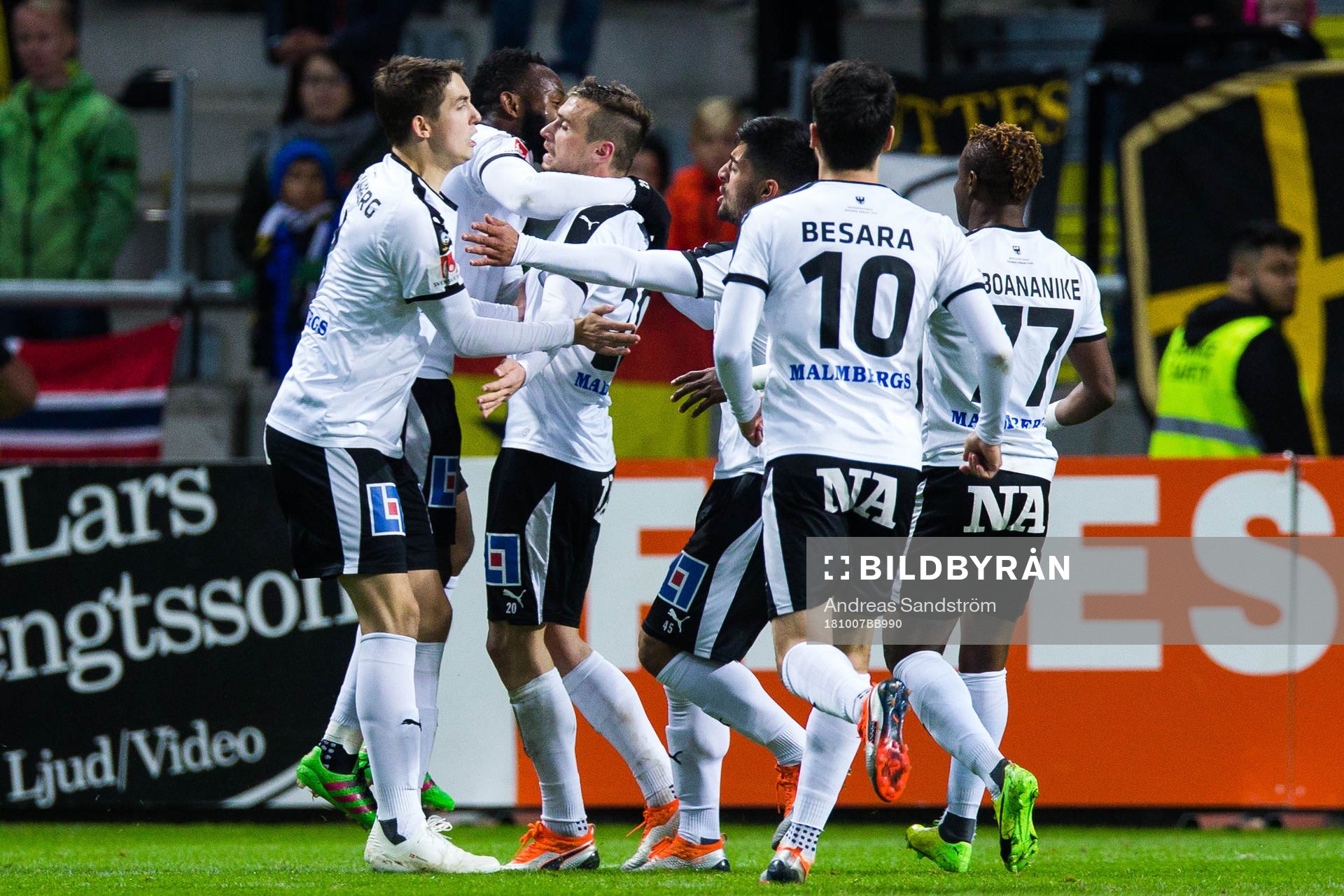 Örebros Filip Rogic jublar
