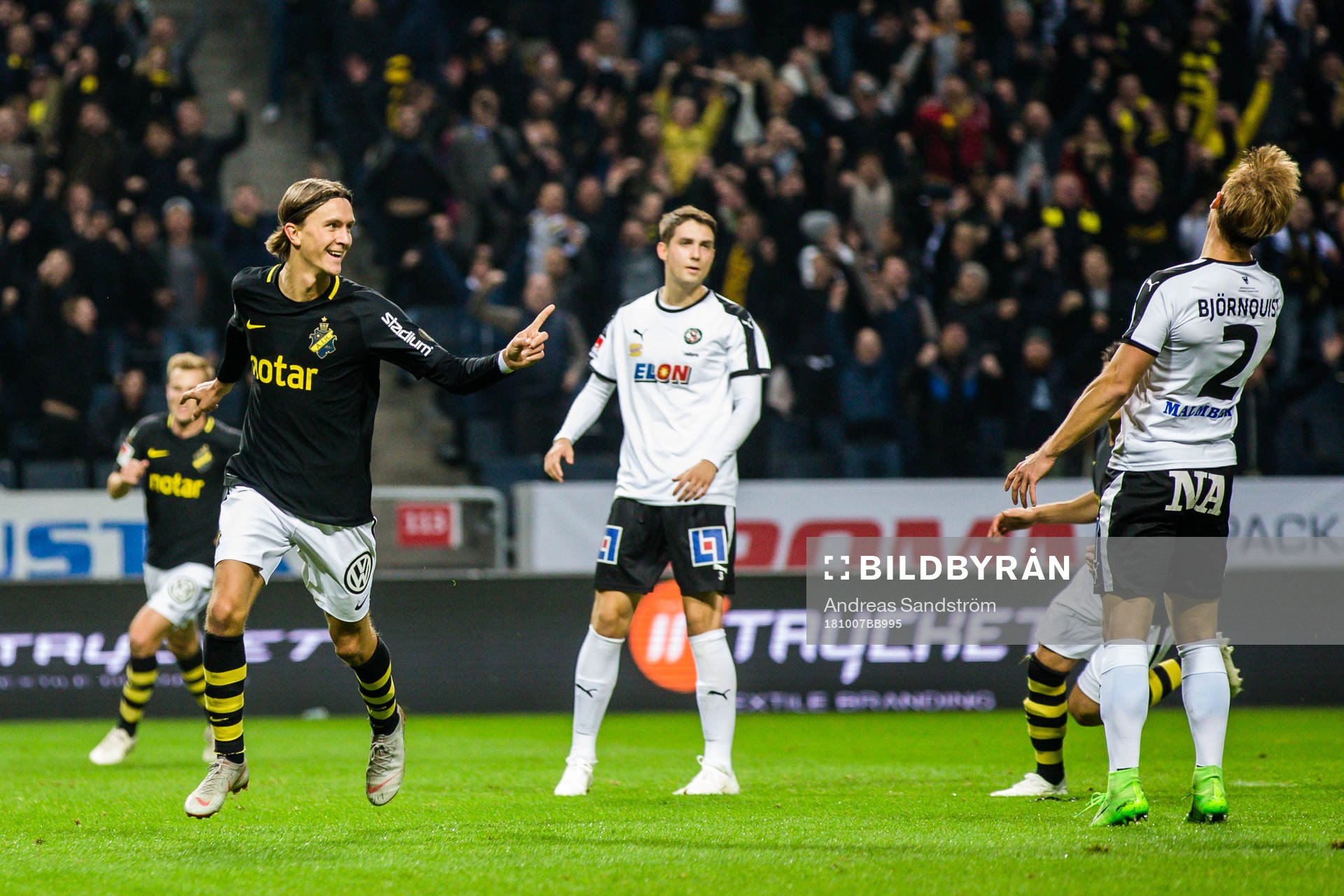s Kristoffer Olsson jublar