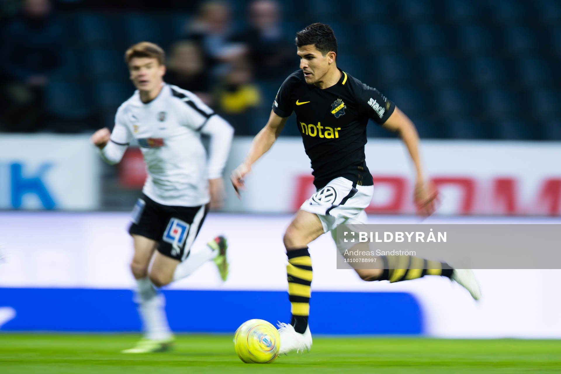 s Tarik Elyounoussi driver fram med bollen