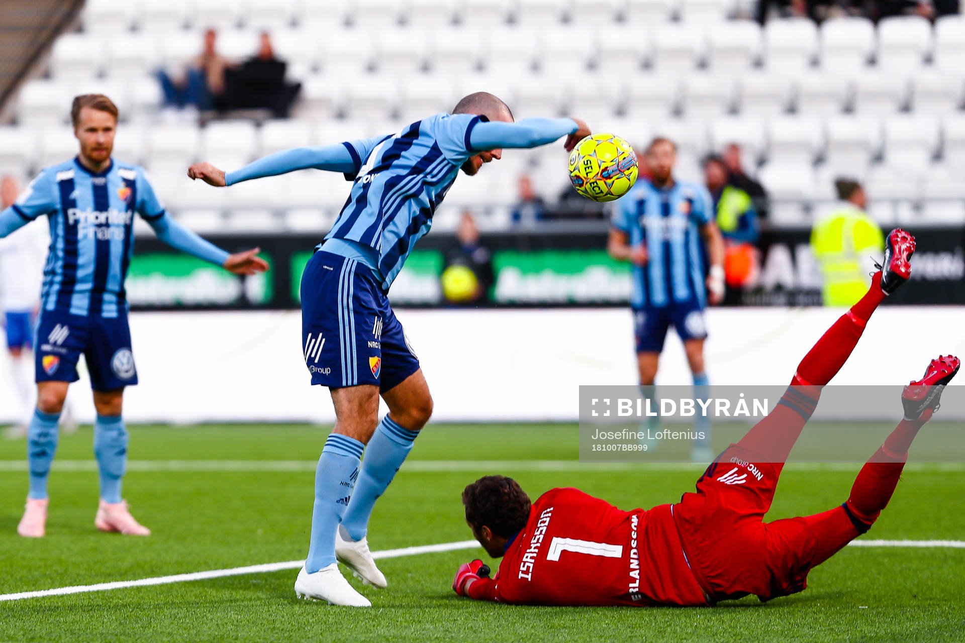 Djurgårdens Marcus Danielson och målvakt Andreas Isaksson