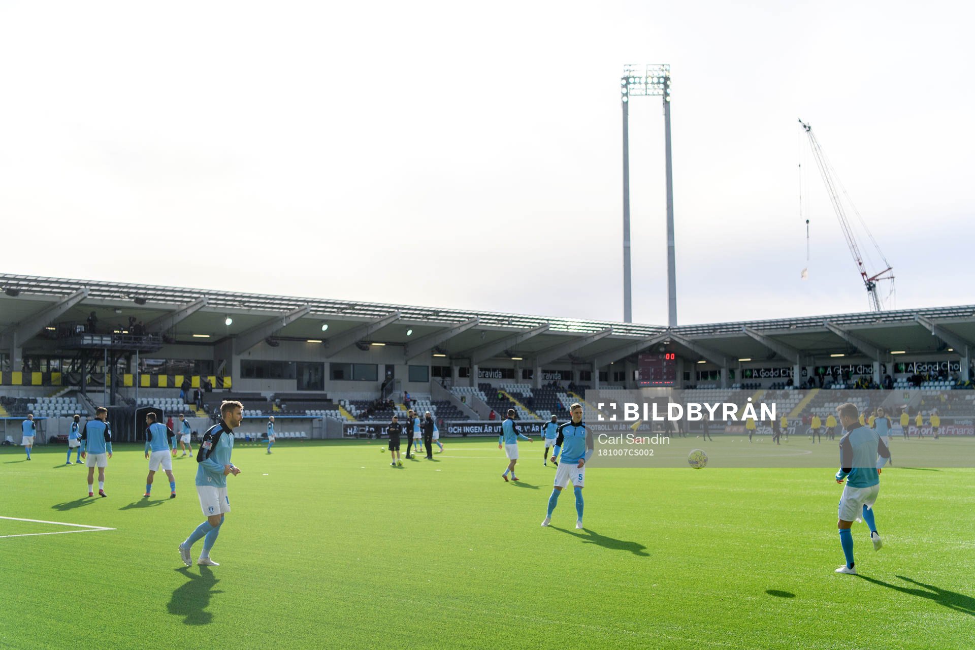 Malmö FFs spelare värmer upp innan fotbollsmatchen i