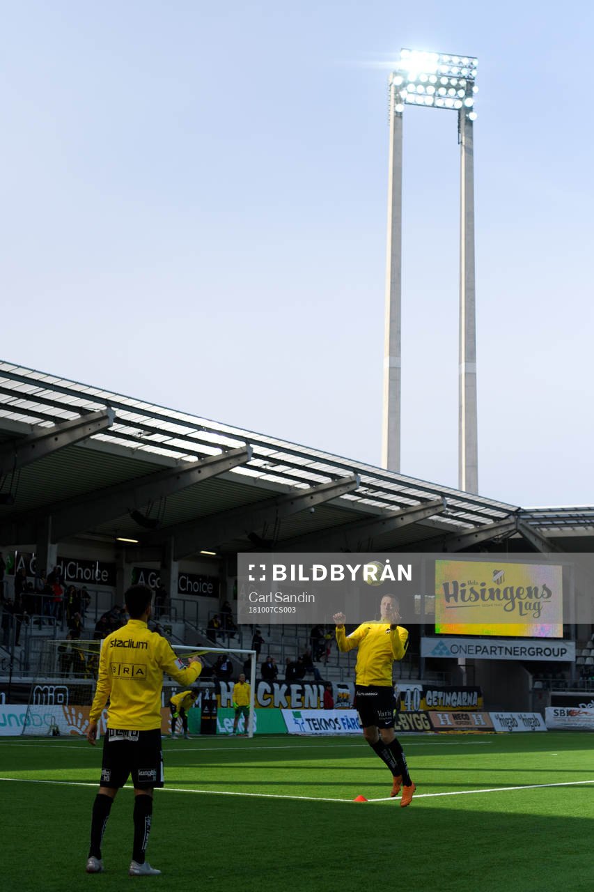 Häckens Viktor Lundberg värmer upp innan fotbollsmatchen