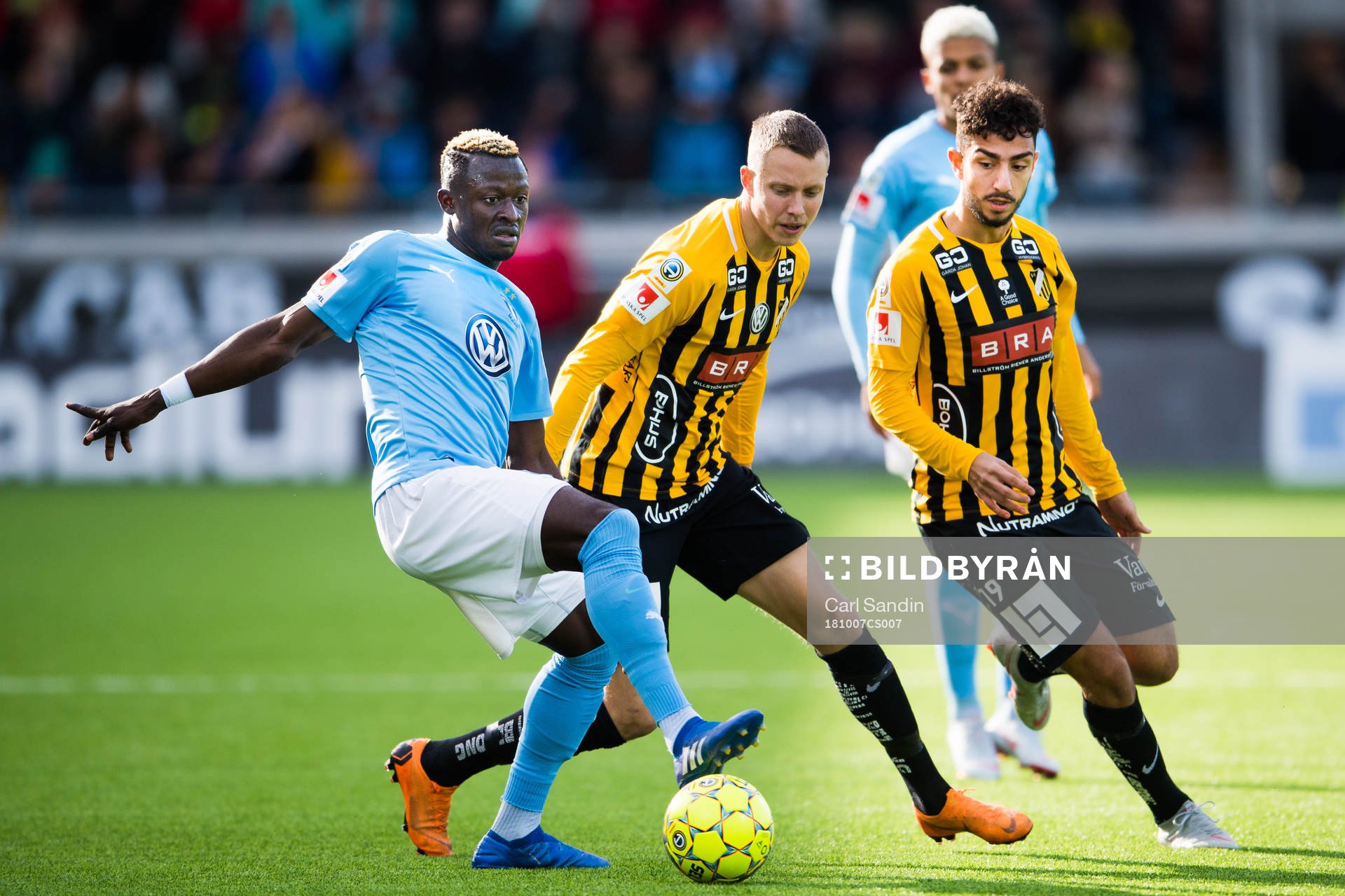 Malmö FFs Bonke Innocent i en kamp mot  Häckens Viktor