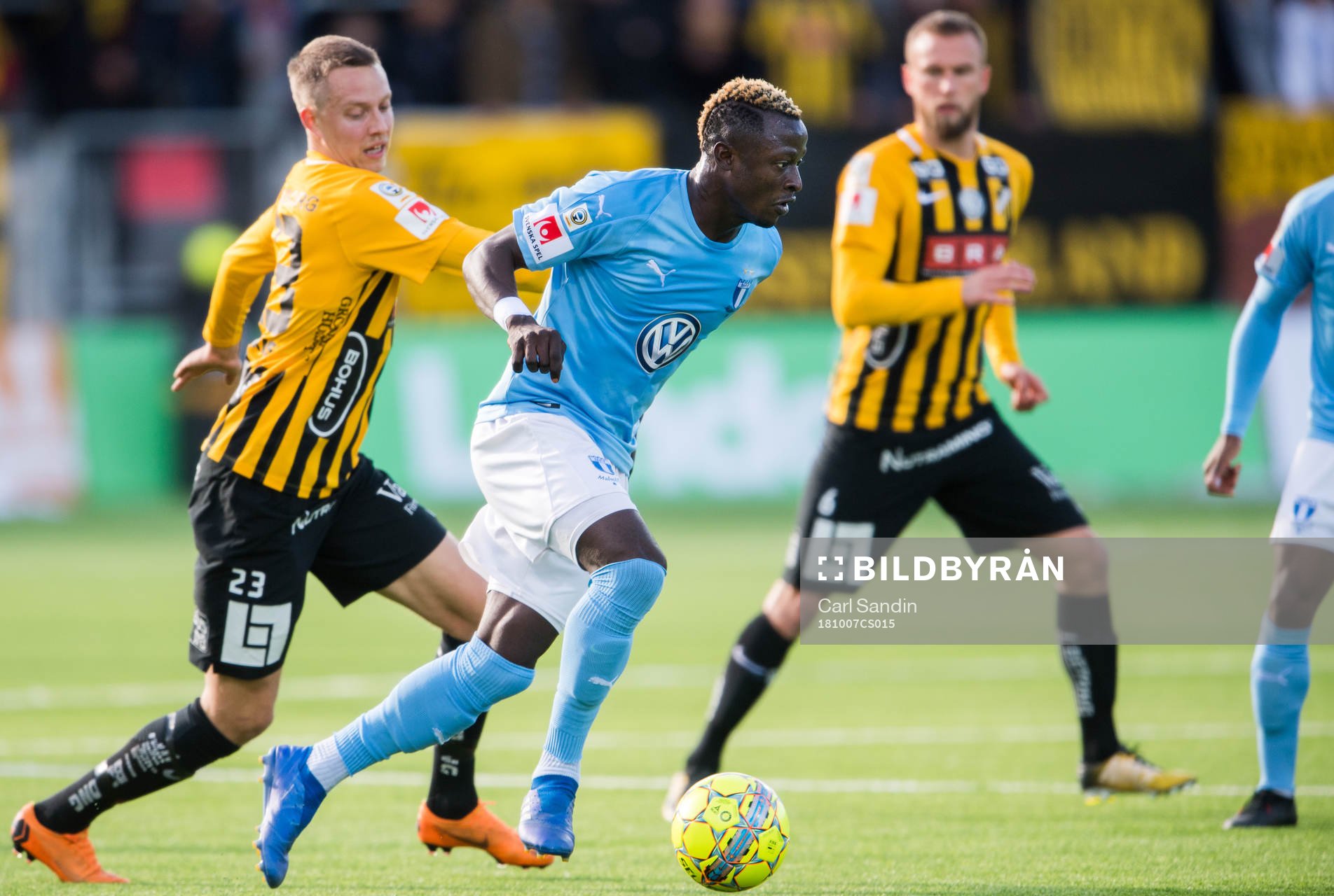 Häckens Viktor Lundberg och Malmö FFs Bonke Innocent