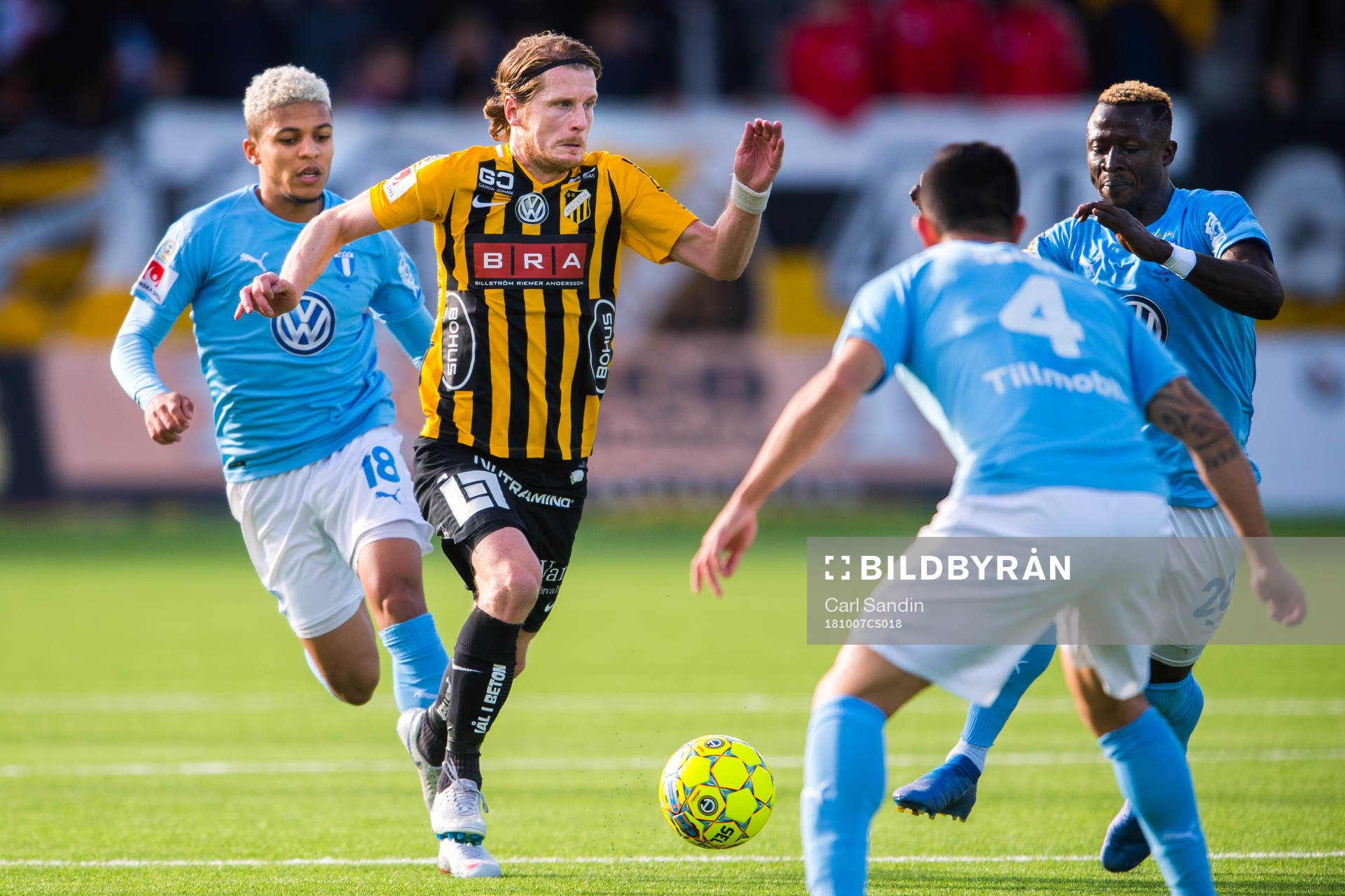 Malmö FFs Romain Gall och Bonke Innocent försvarar mot
