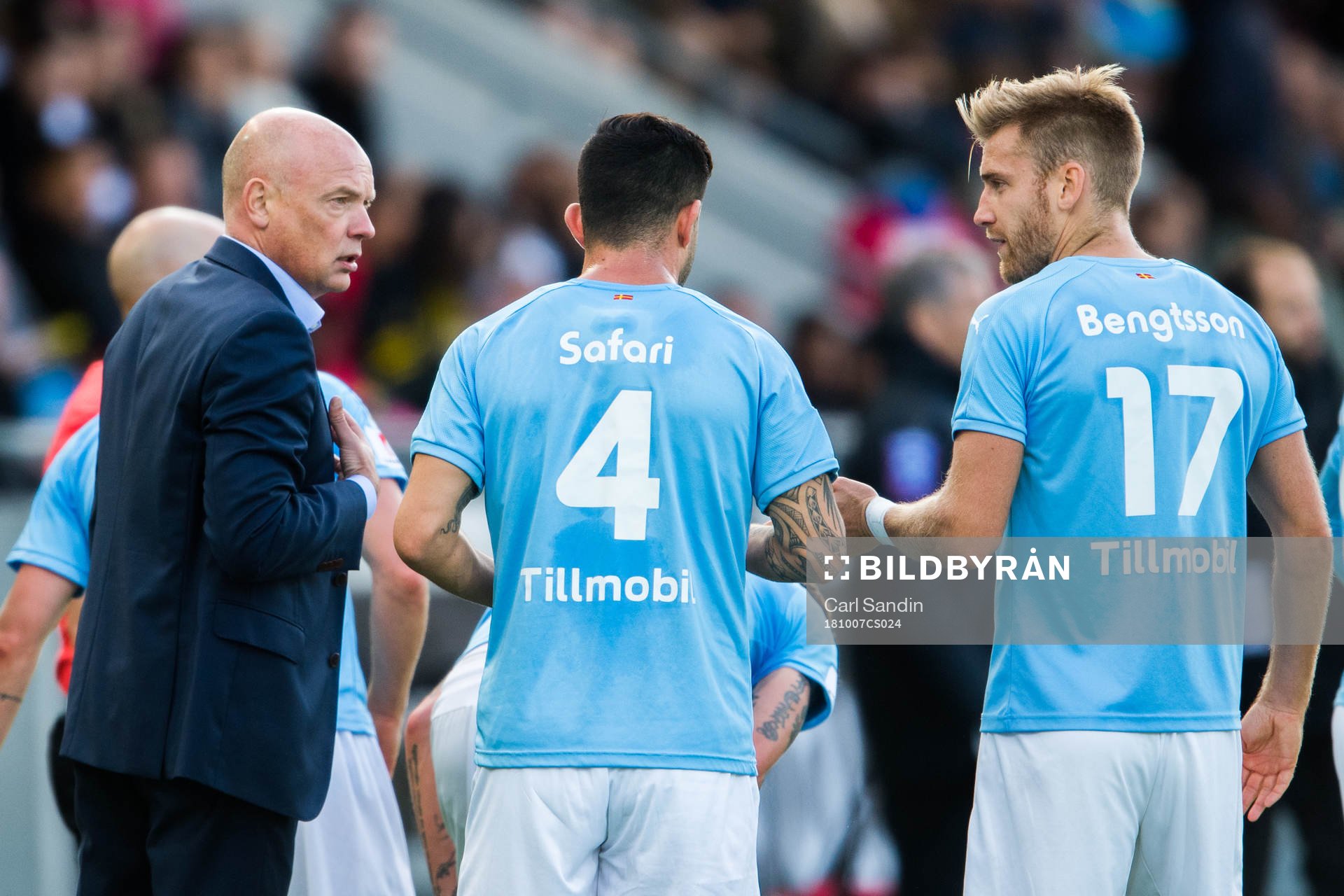 Malmö FFs tränare Uwe Rösler i samtal med Behrang Safari och Rasmus Bengtsson under fotbollsmatchen i Allsvenskan mellan Häcken och Malmö FF den 7 oktober 2018 i Göteborg.
