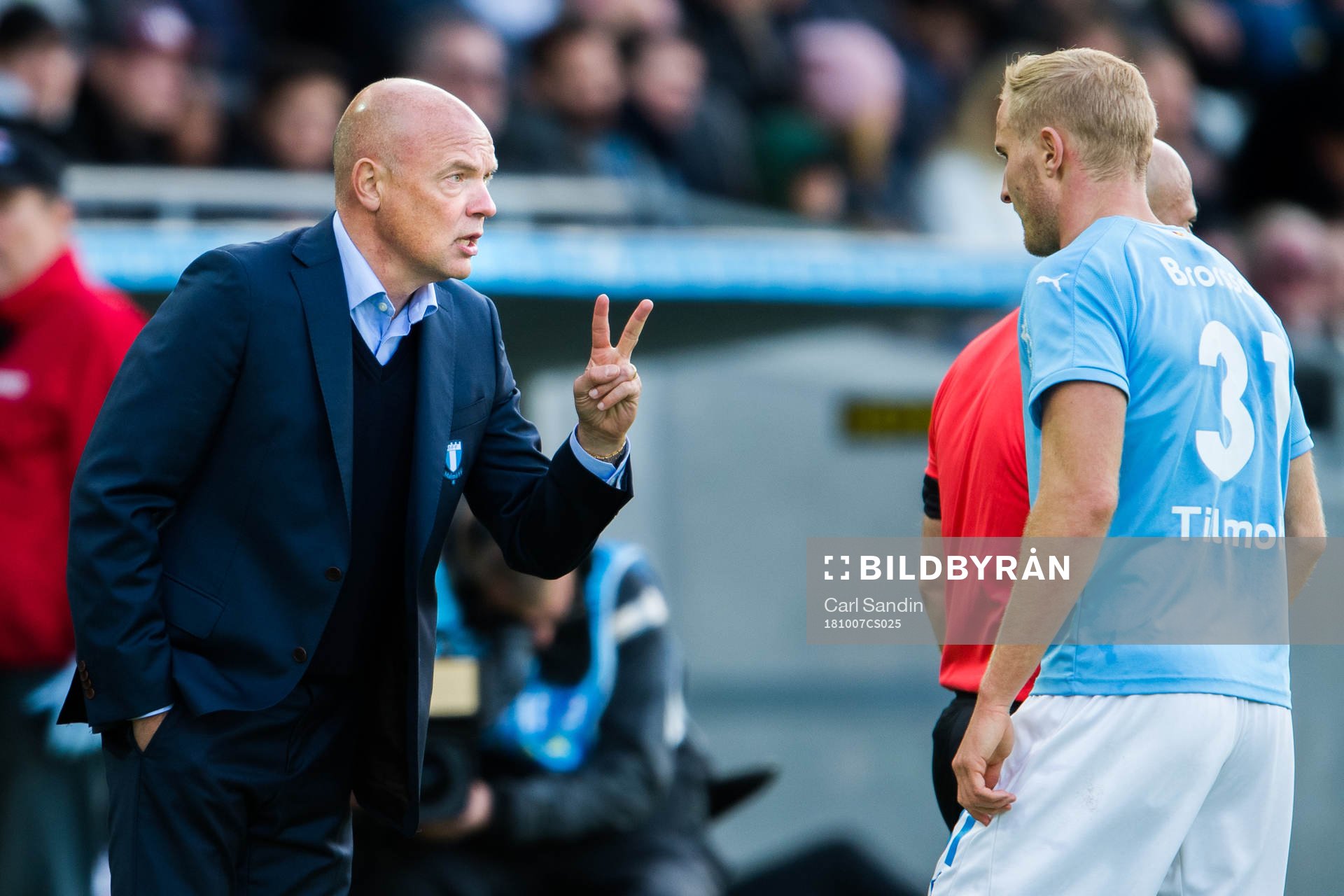 Malmö FFs tränare Uwe Rösler  i samtal med Franz Brorsson