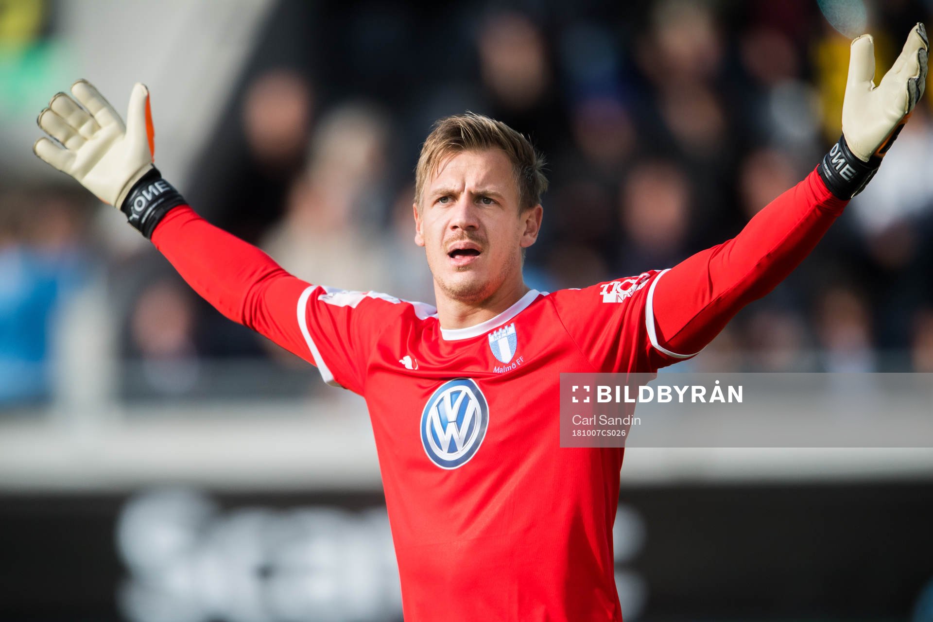 Malmö FFs målvakt Johan Dahlin reagerar