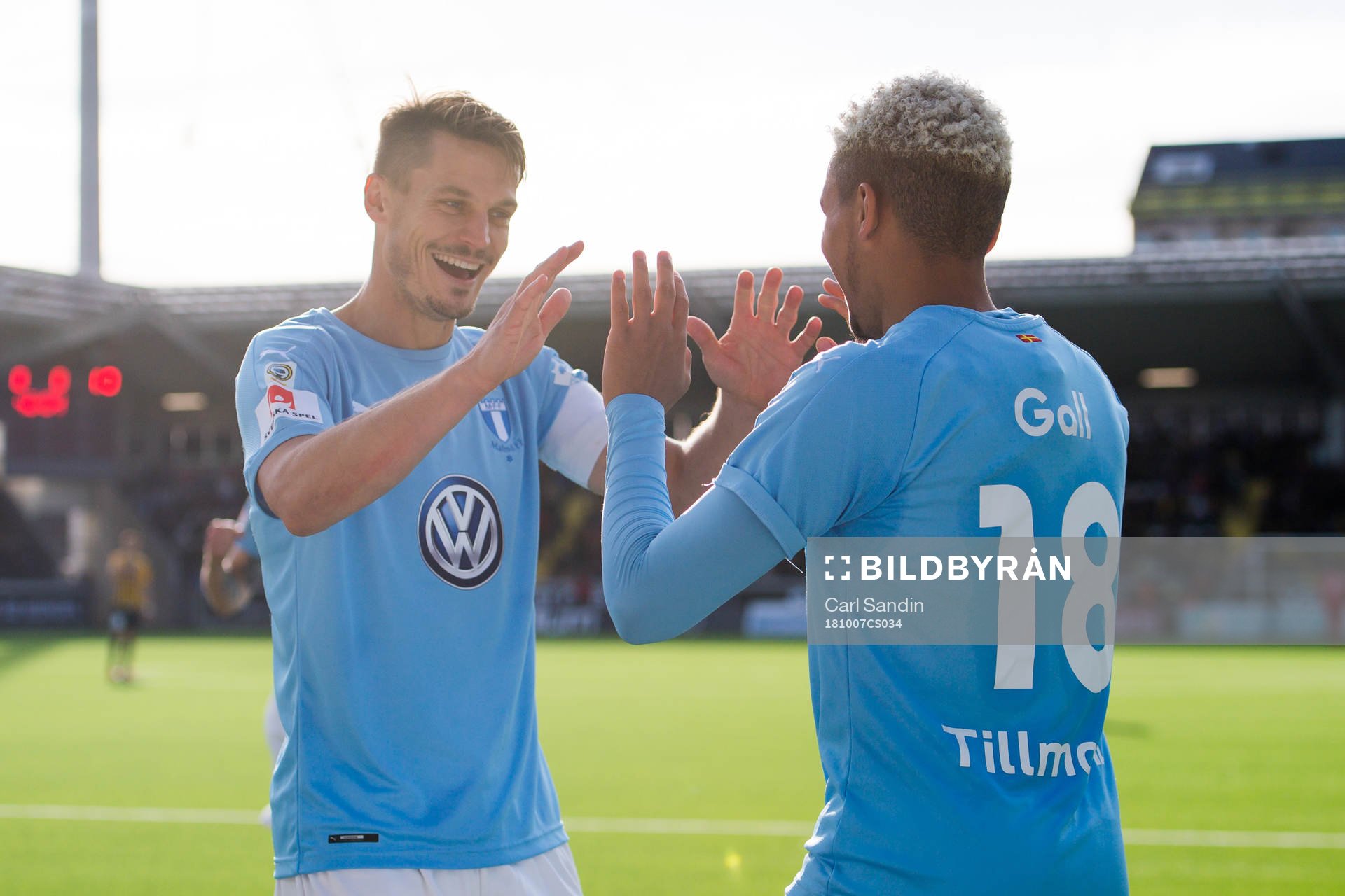 Malmö FFs Markus Rosenberg jublar med Romain Gall