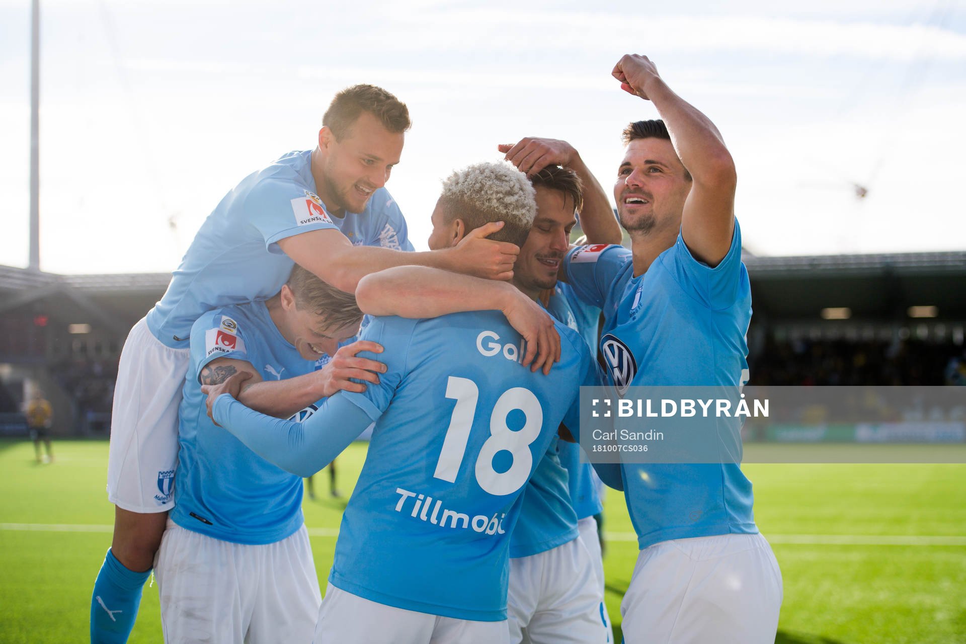 Malmö FFs spelare jublar med Romain Gall