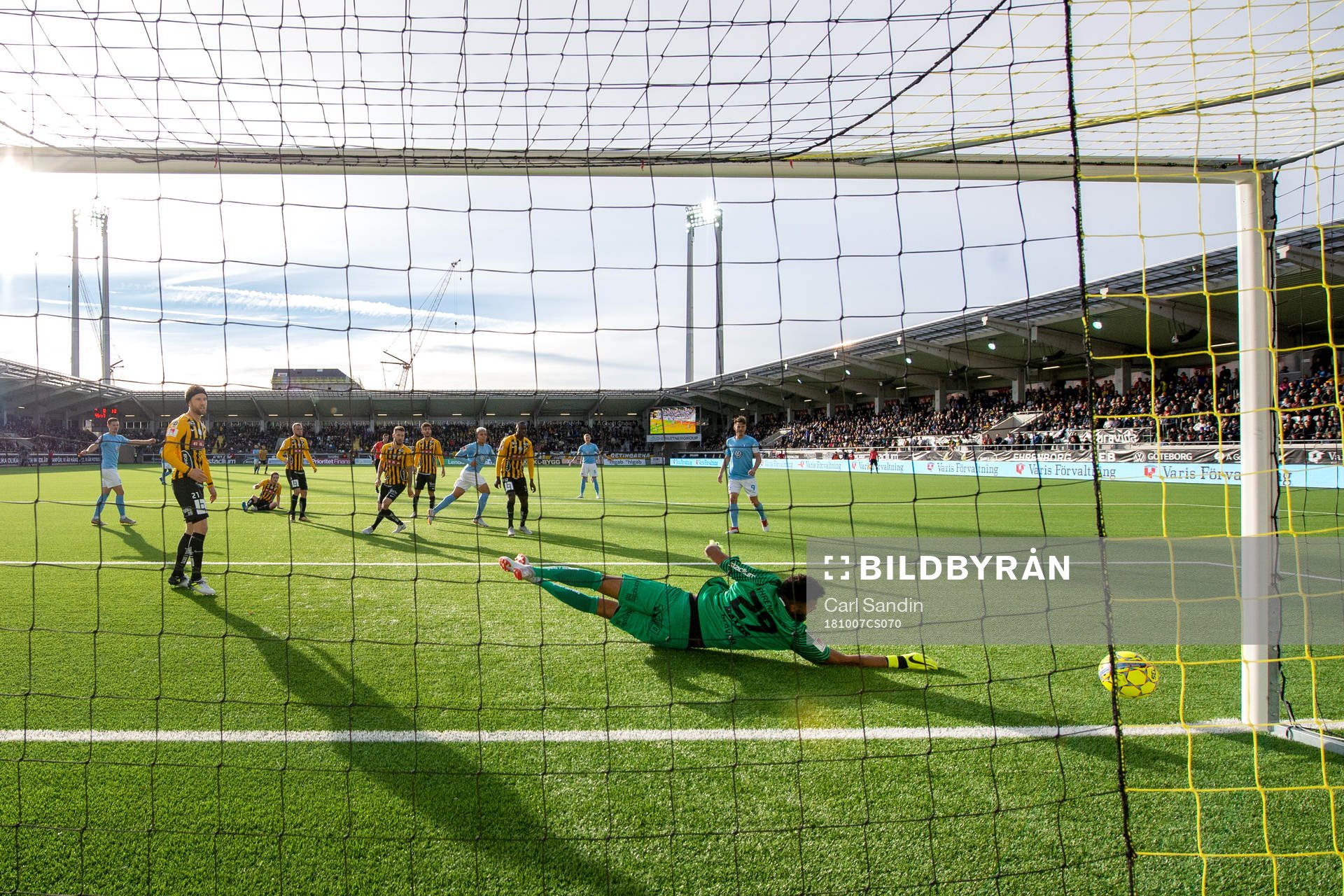 Malmö FFs Romain Gall gör 0-1 bakom Häckens målvakt