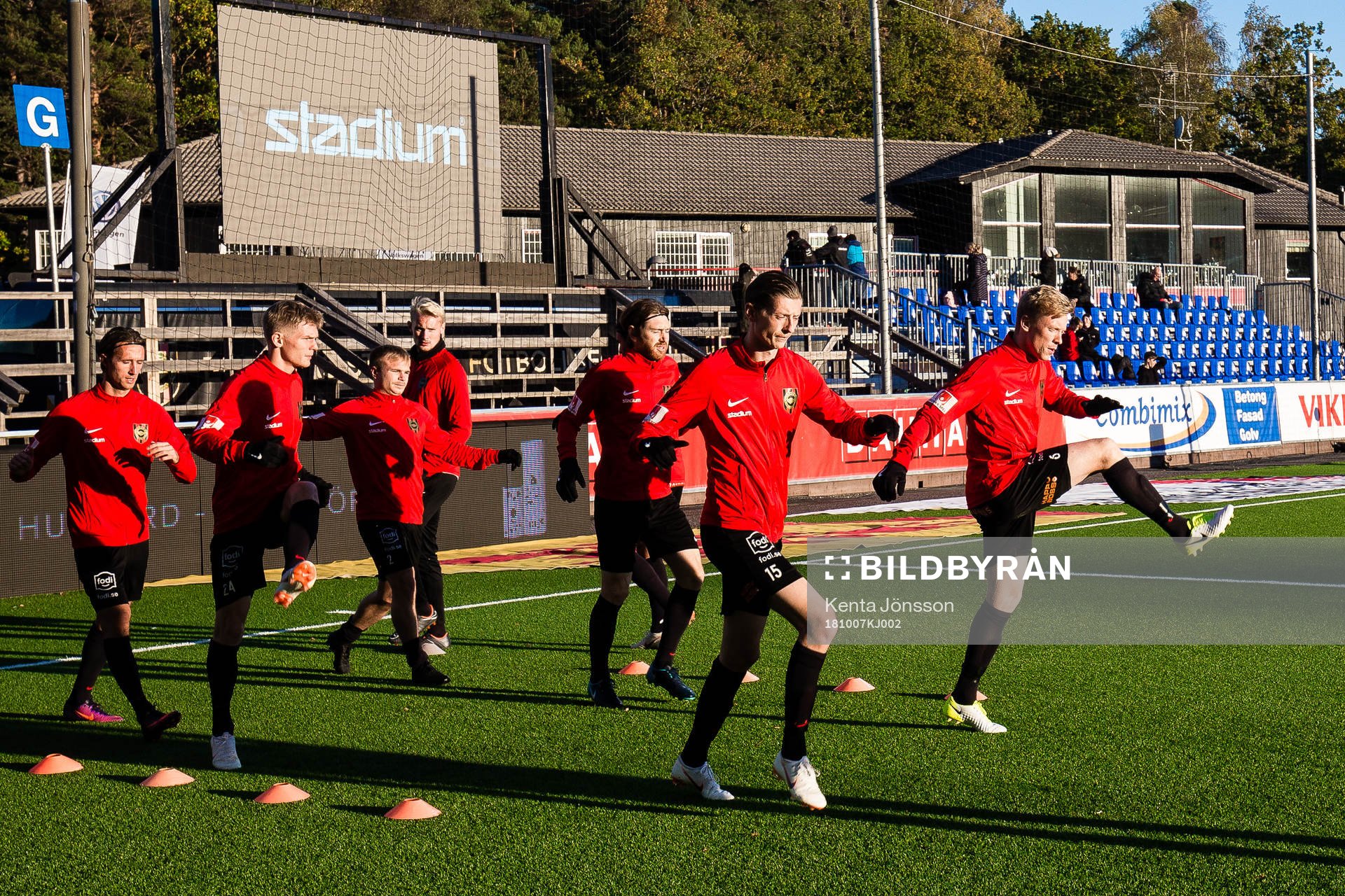 Brommapojkarnas spelare värmer upp innan fotbollsmatchen i