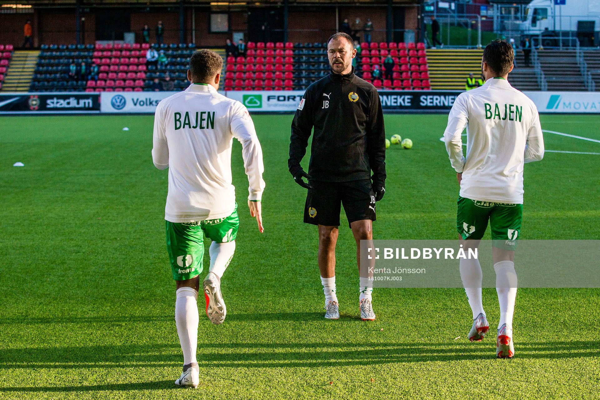 Hammarbys assisterande tränare Joachim Björklund med spelare innan fotbollsmatchen i Allsvenskan mellan Brommapojkarna och Hammarby den 7 Oktober 2018 i Stockholm.