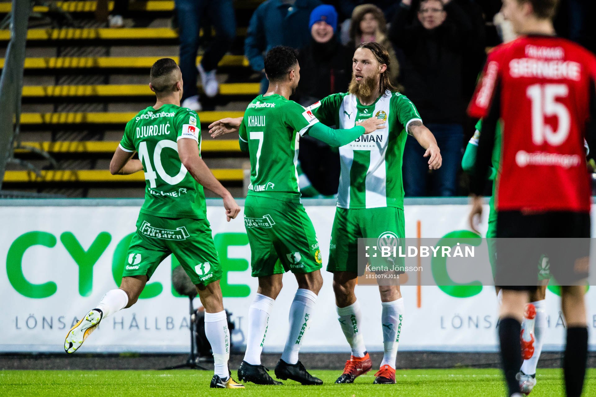 Hammarbys Björn Paulsen jublar med Imad Khalili och Nikola