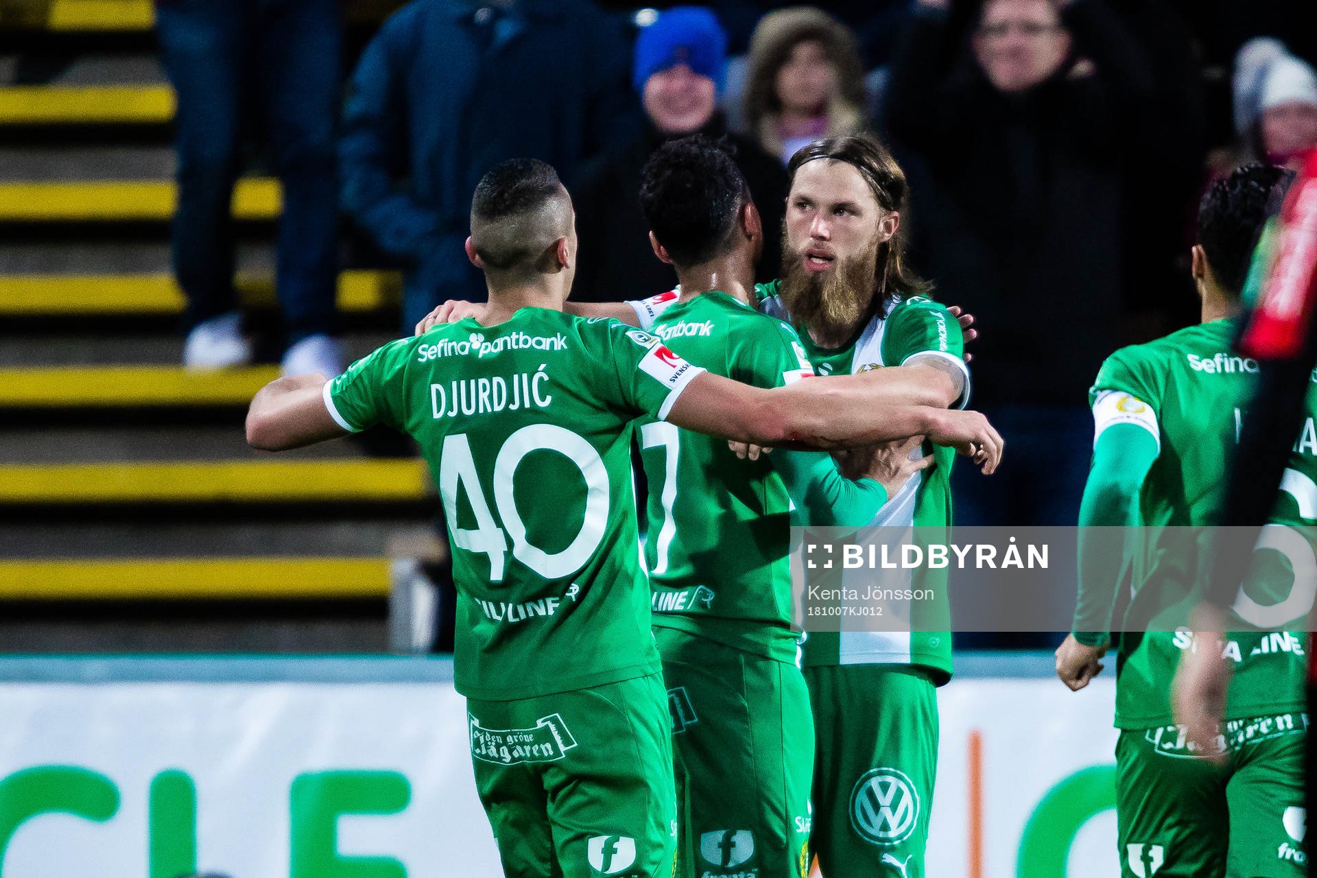 Hammarbys Björn Paulsen jublar med Imad Khalili och Nikola