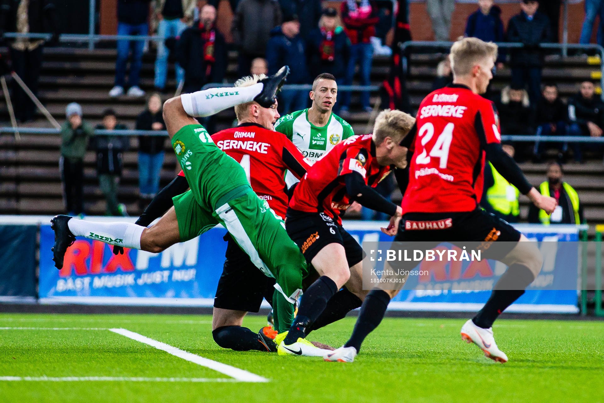 Hammarbys Imad Khalili faller i en nickduell under fotbollsmatchen i Allsvenskan mellan Brommapojkarna och Hammarby den 7 Oktober 2018 i Stockholm.